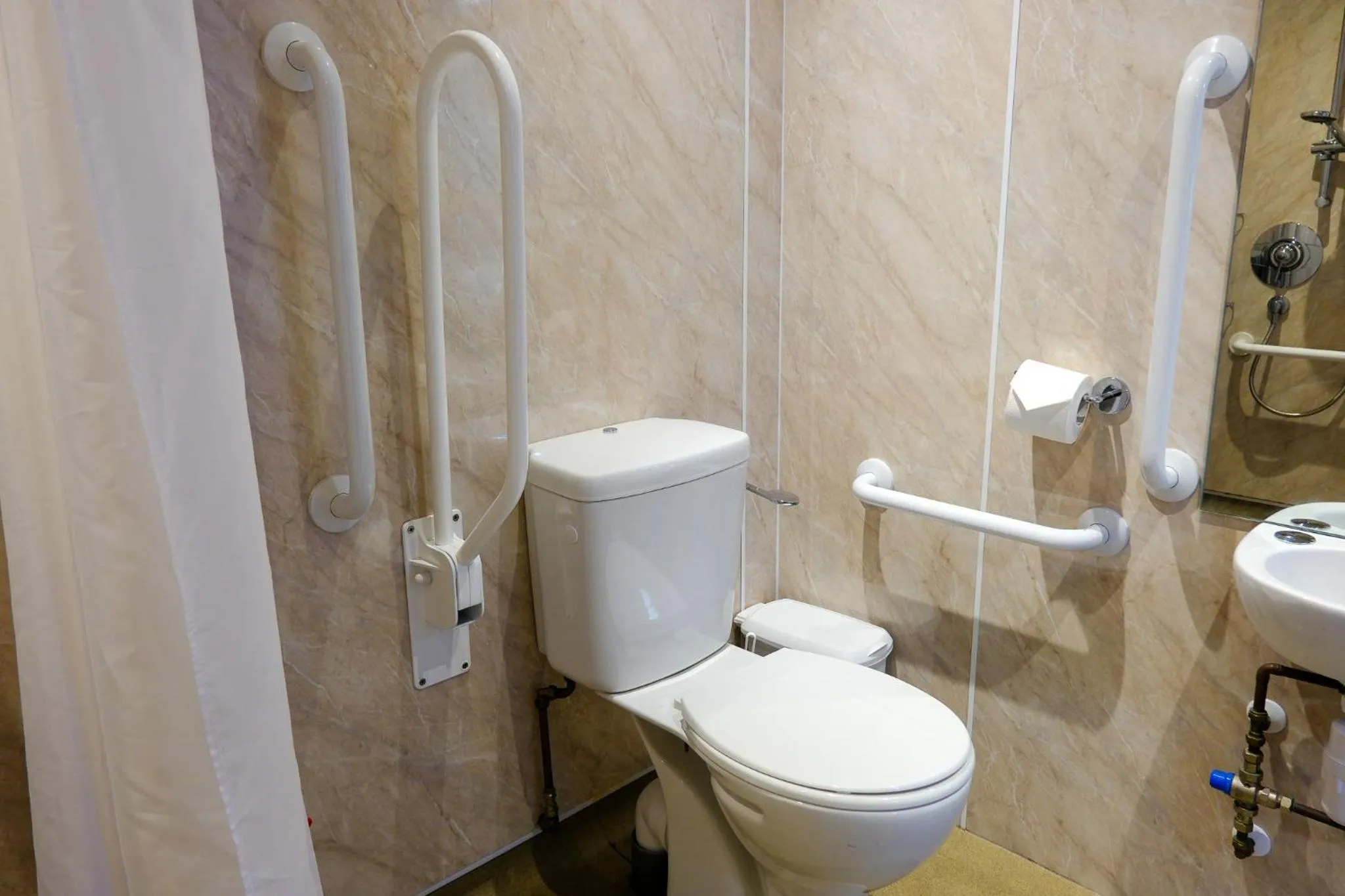 Toilet in Glen Mhor Hotel at Uile-bheist 'Brewstillery'