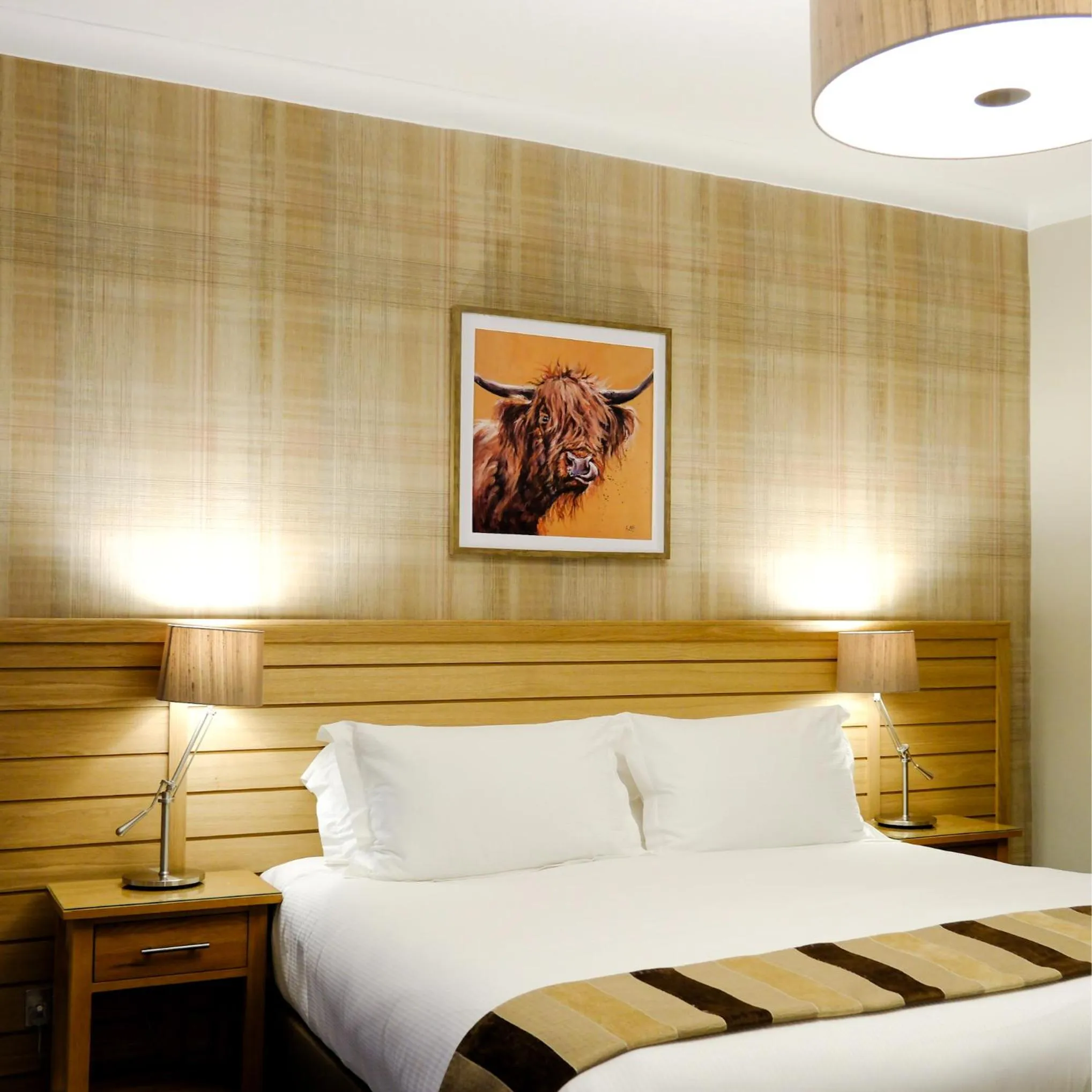 Bed in Glen Mhor Hotel at Uile-bheist 'Brewstillery'