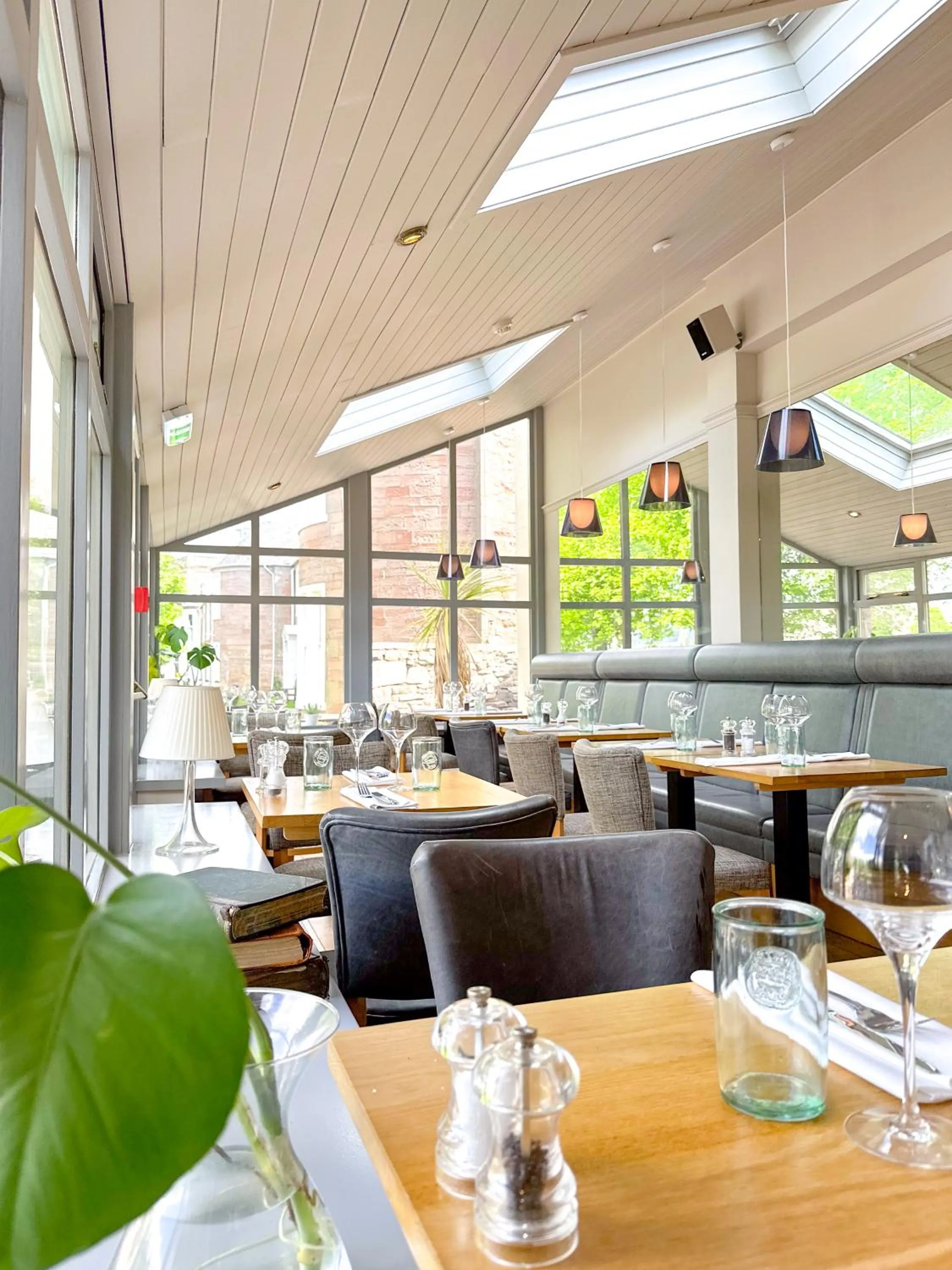 Restaurant/places to eat in Glen Mhor Hotel at Uile-bheist 'Brewstillery'