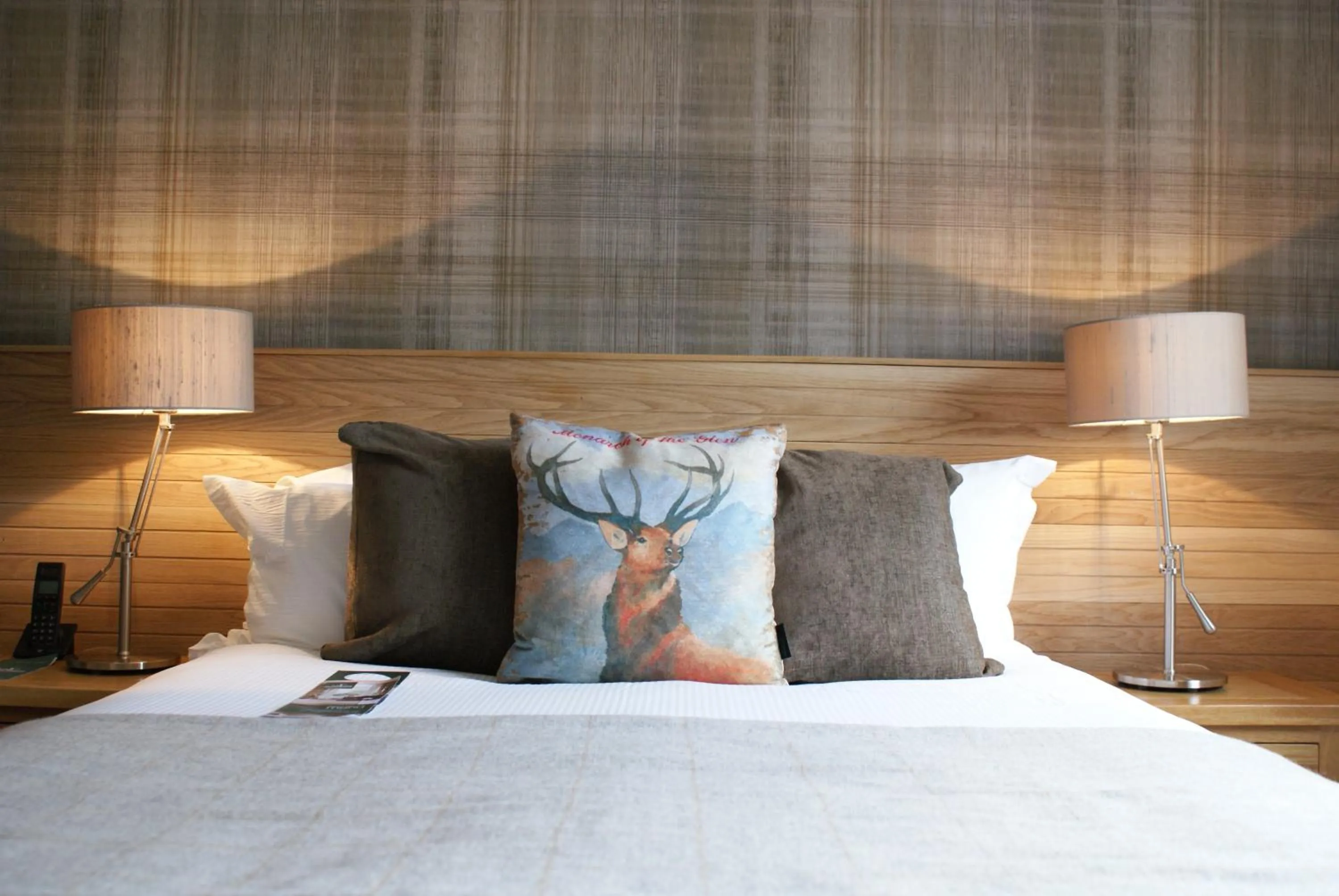 Classic Twin Room in Glen Mhor Hotel at Uile-bheist 'Brewstillery'