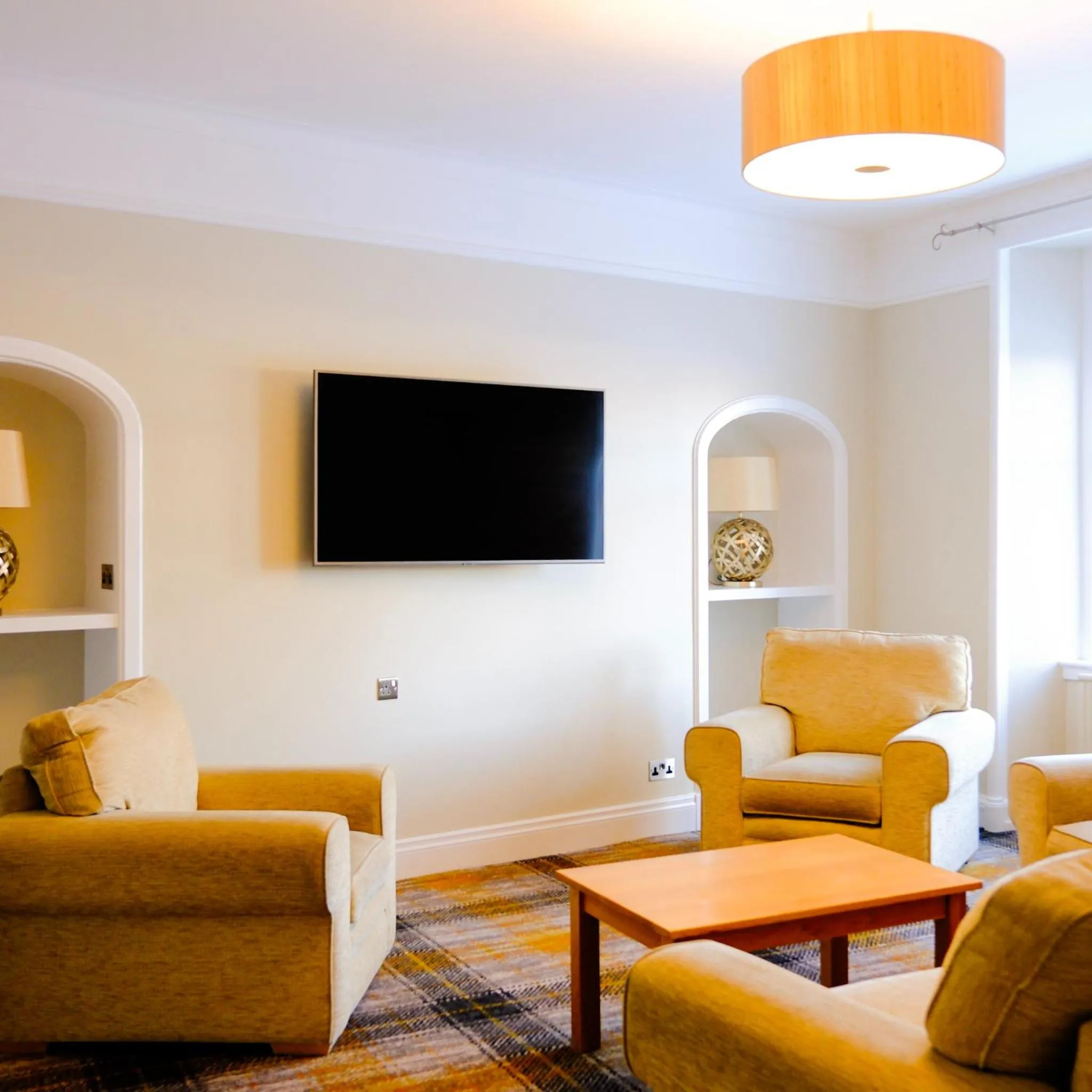 TV and multimedia in Glen Mhor Hotel at Uile-bheist 'Brewstillery'