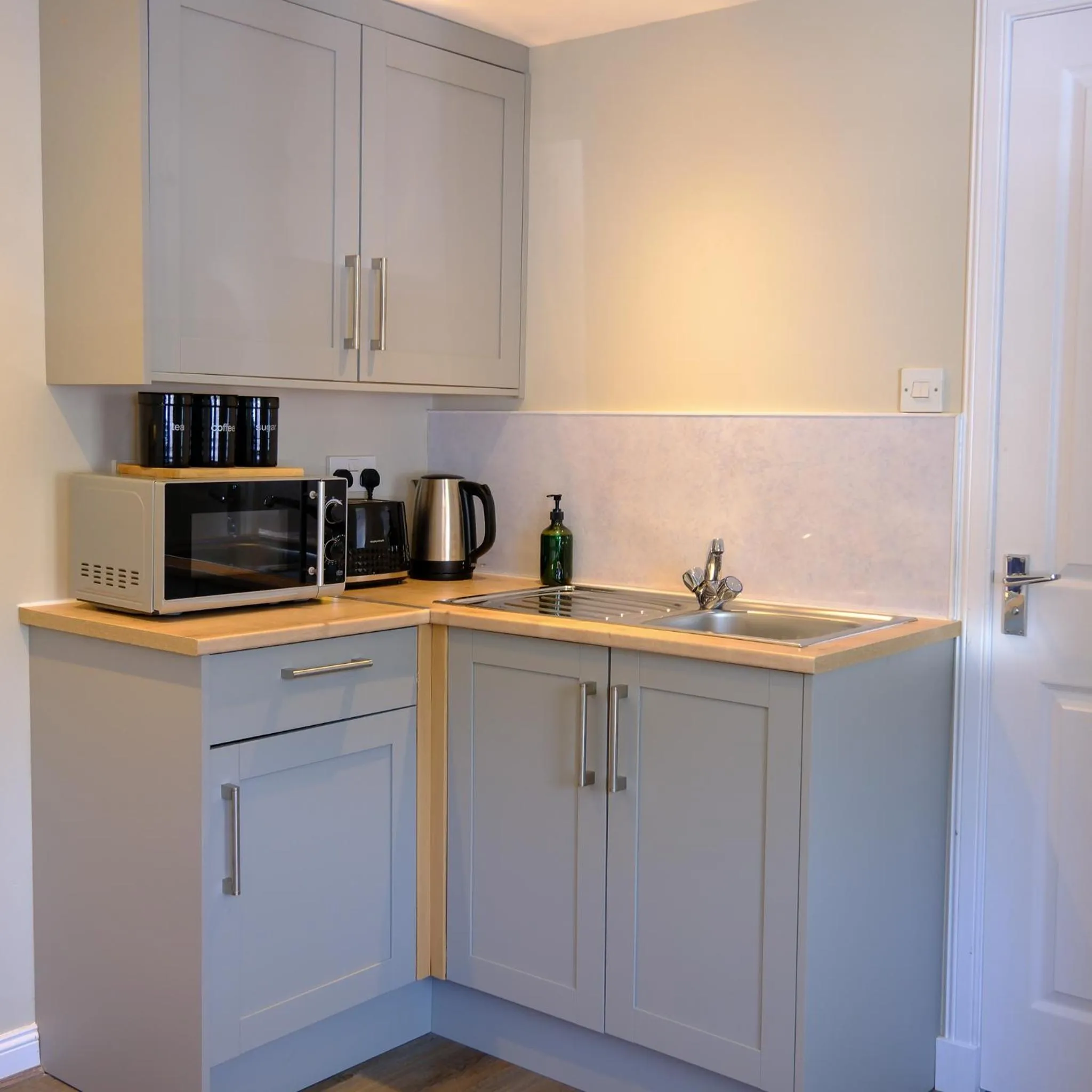 Coffee/tea facilities in Glen Mhor Hotel at Uile-bheist 'Brewstillery'