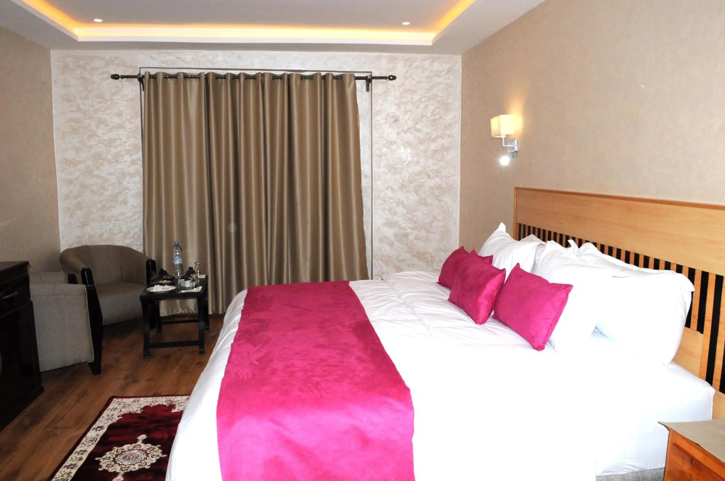 Photo of the whole room, Bed in Erfoud Palace