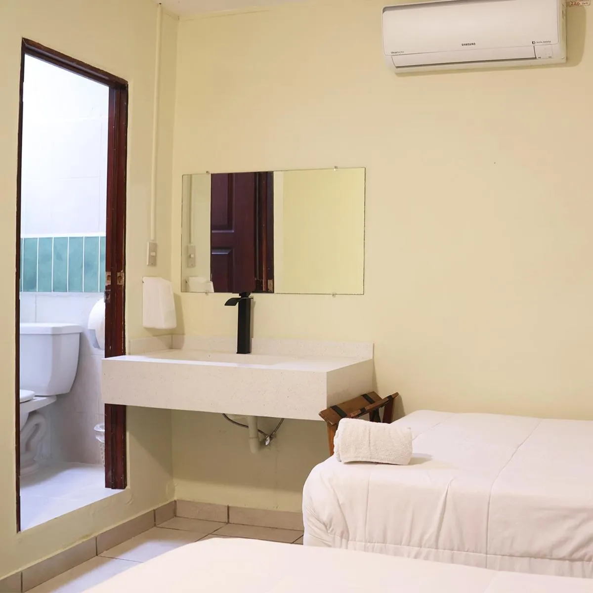 Bathroom, Bed in Morrison Hotel San Salvador