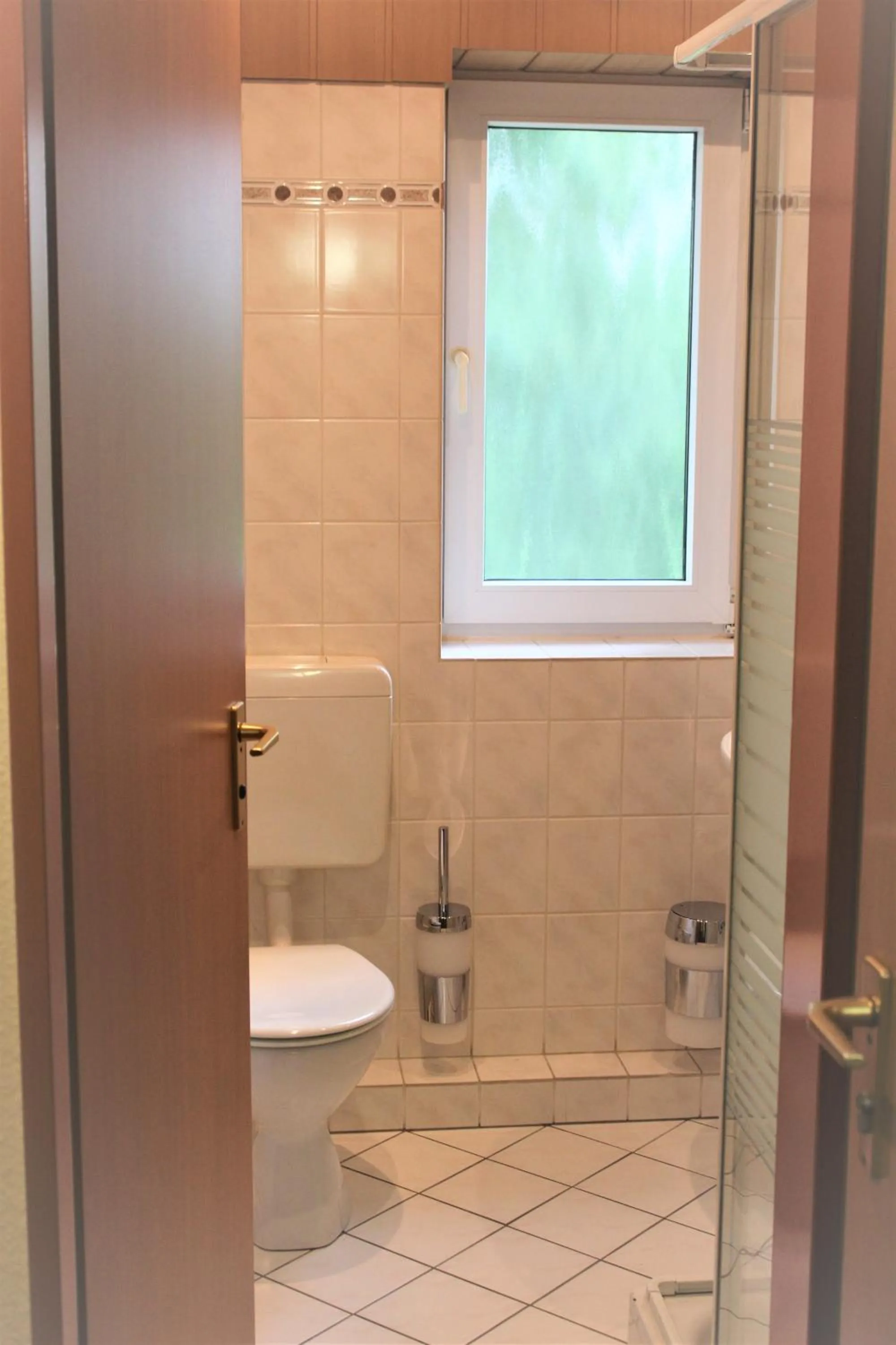 Toilet in Hotel Alsterquelle 24h Check-in, Free Parking and WiFi