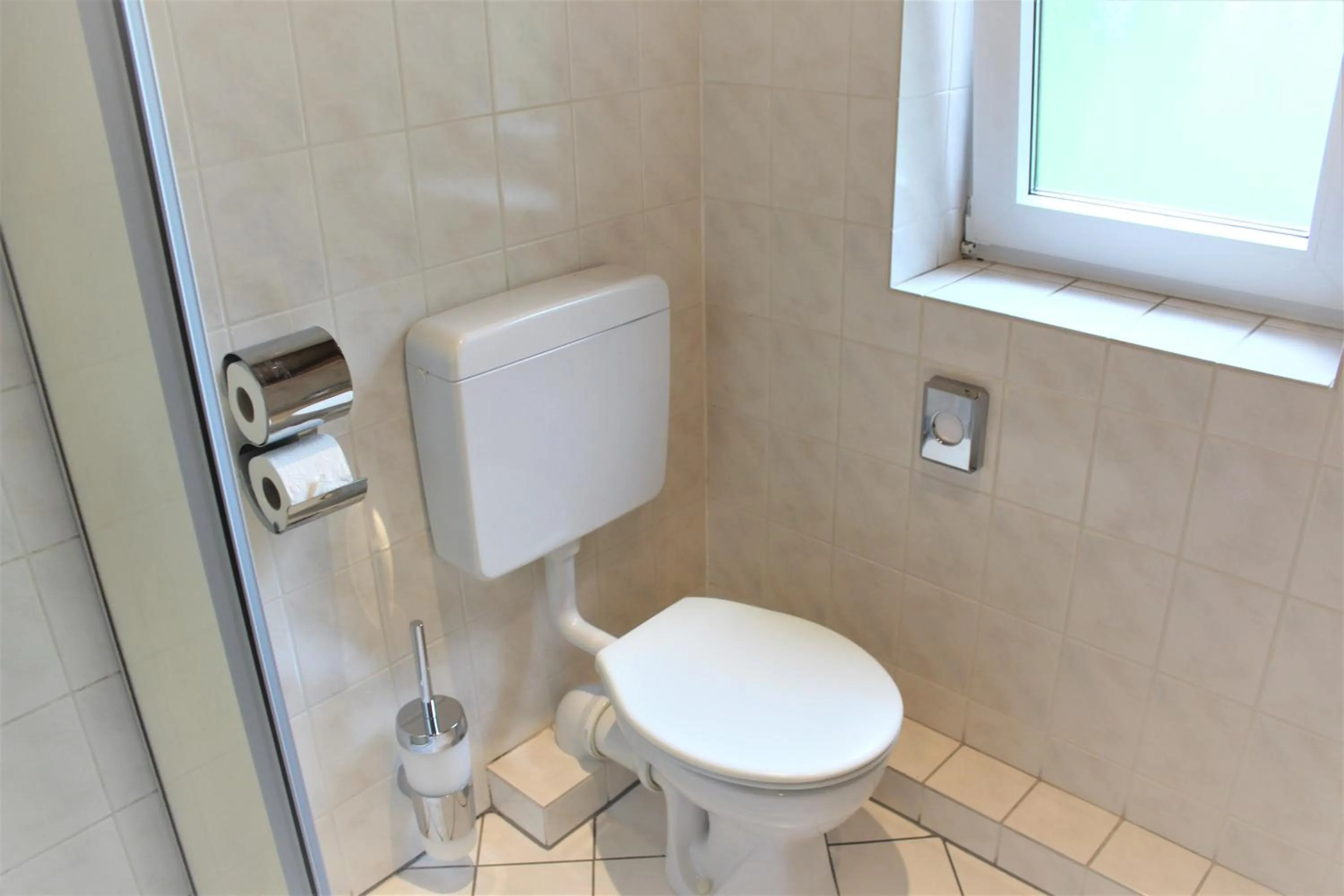 Toilet in Hotel Alsterquelle 24h Check-in, Free Parking and WiFi