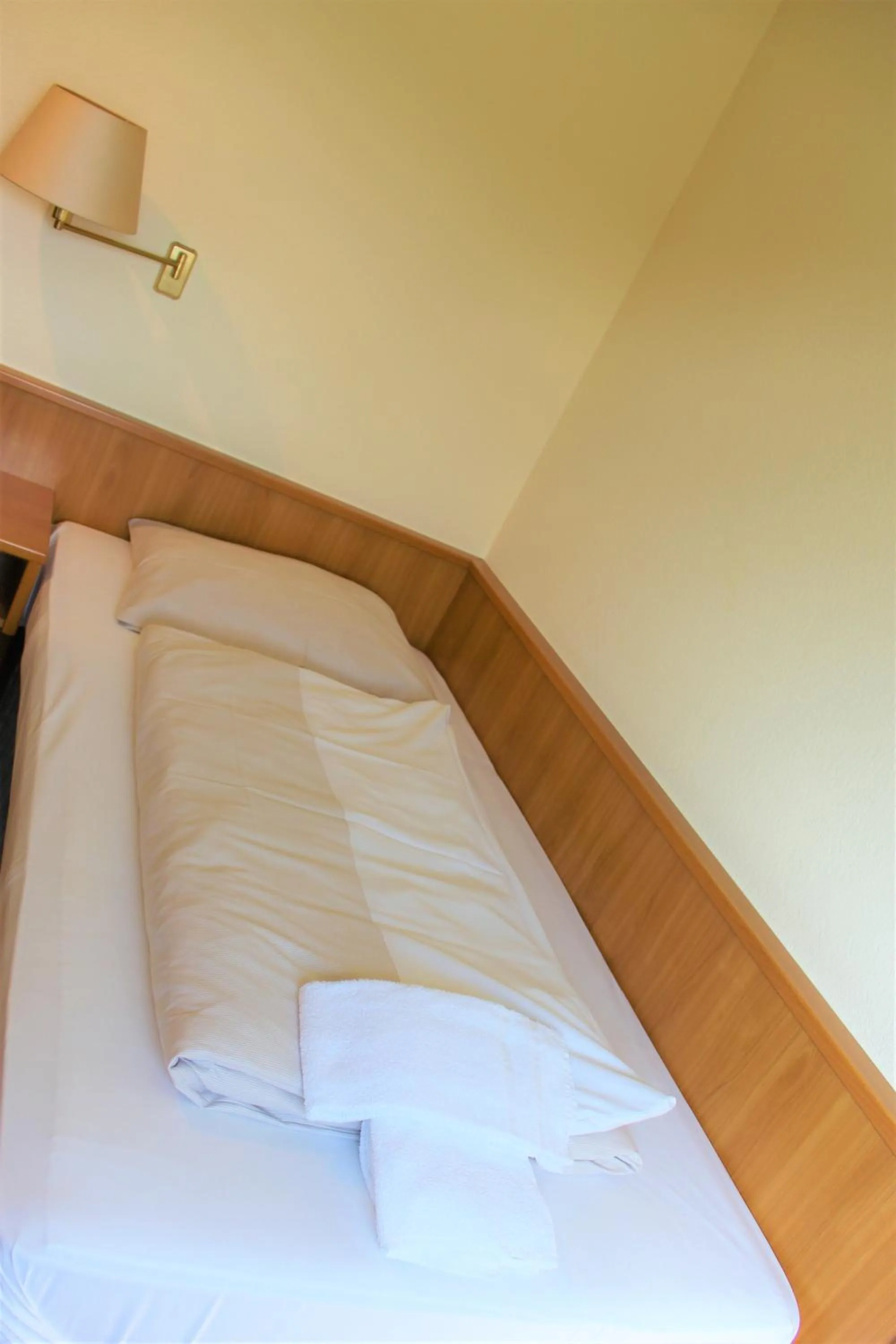 Bed in Hotel Alsterquelle 24h Check-in, Free Parking and WiFi