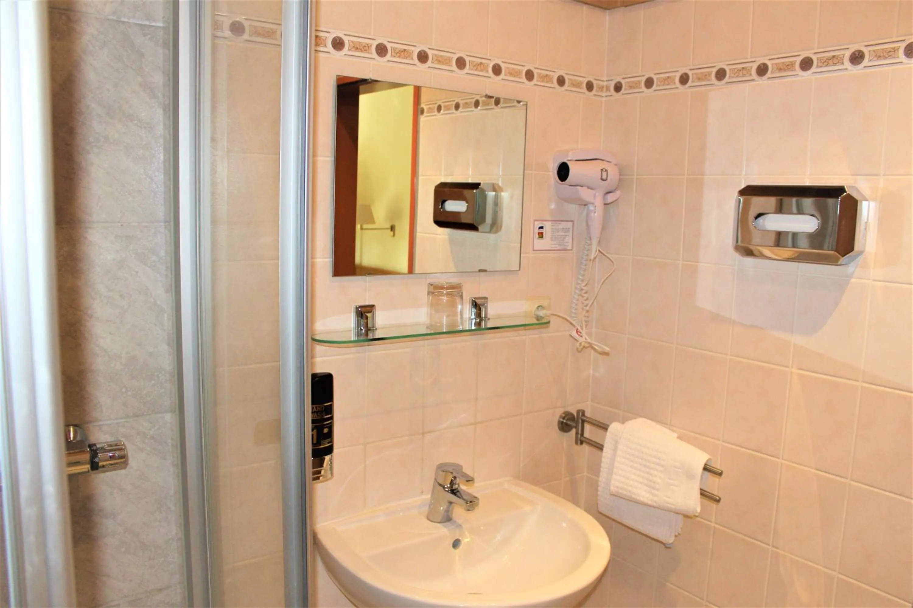 Bathroom in Hotel Alsterquelle 24h Check-in, Free Parking and WiFi