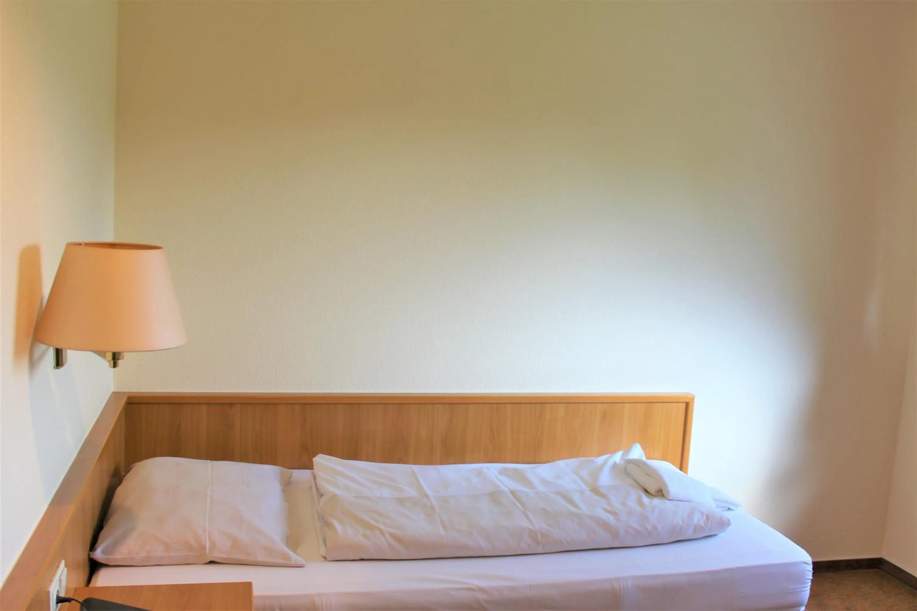 Bed in Hotel Alsterquelle 24h Check-in, Free Parking and WiFi