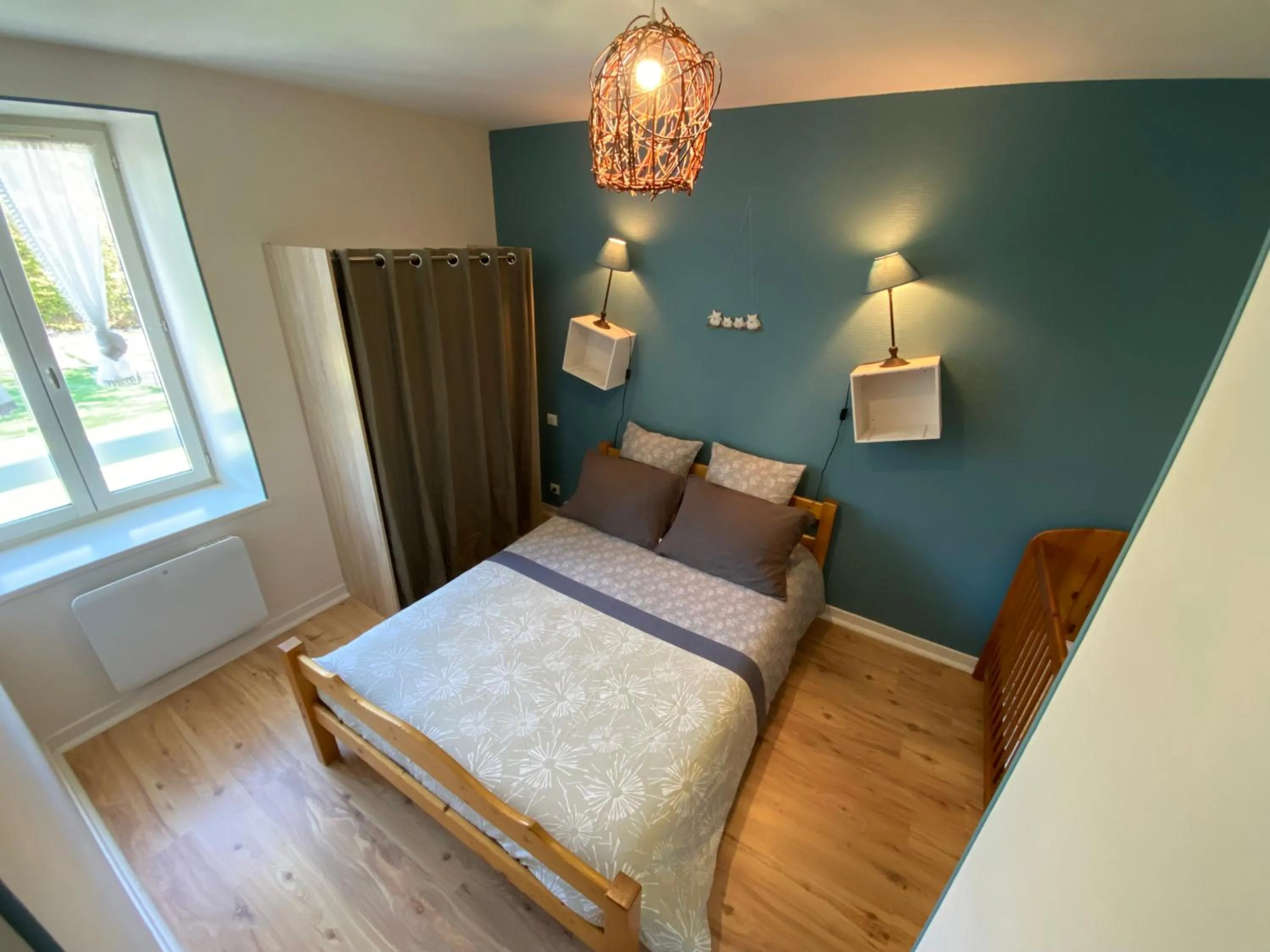 Photo of the whole room, Bed in La grande marmite du lac de Vouglans