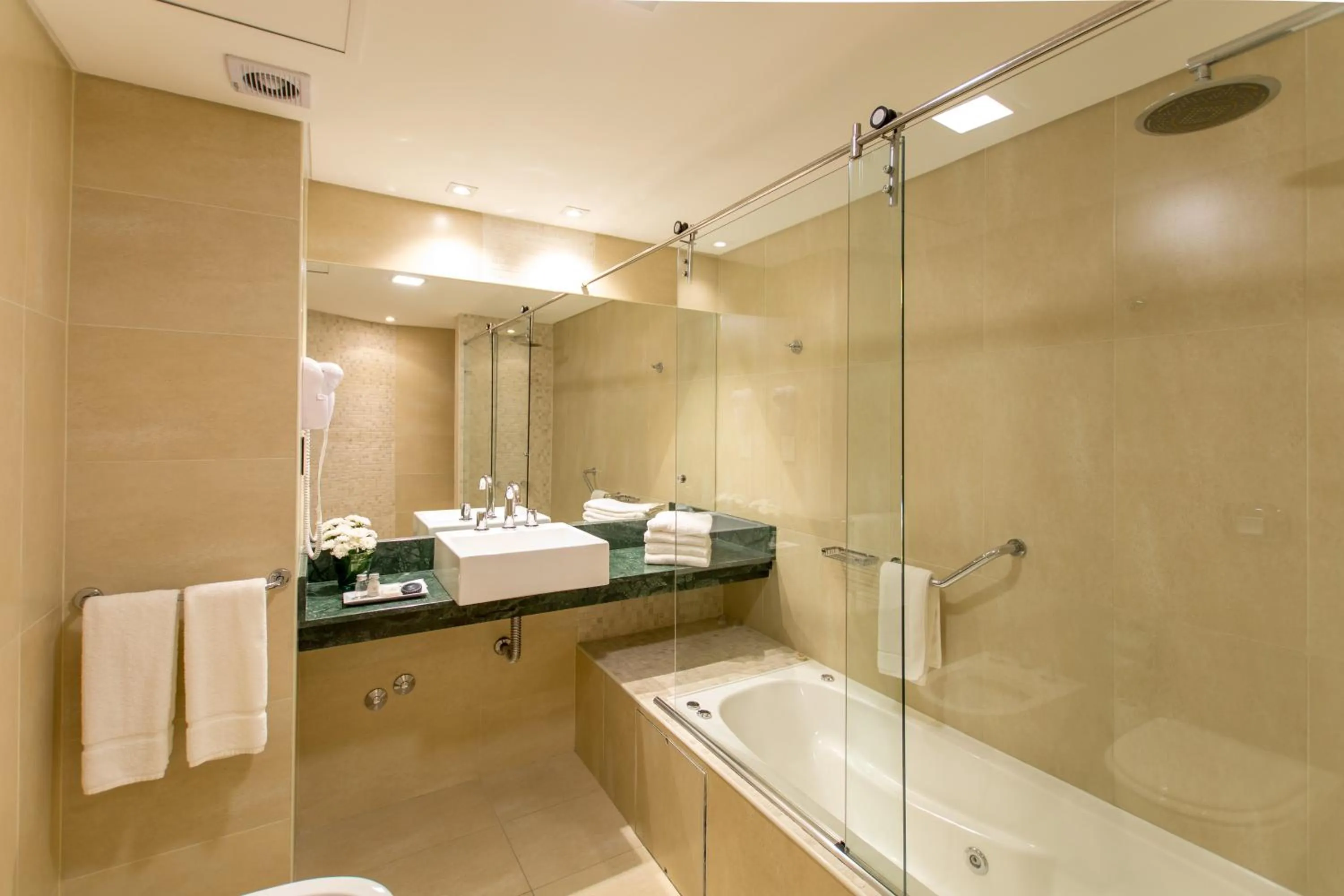 Hot Tub in Caseros 248 Hotel