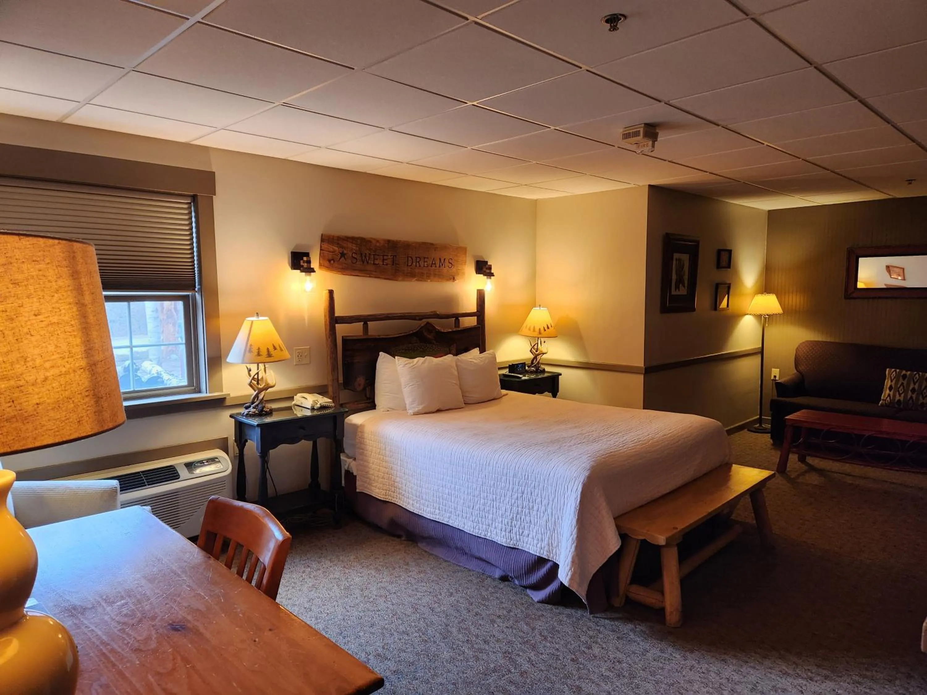 Bed in The Common Man Inn, Spa & Lodge