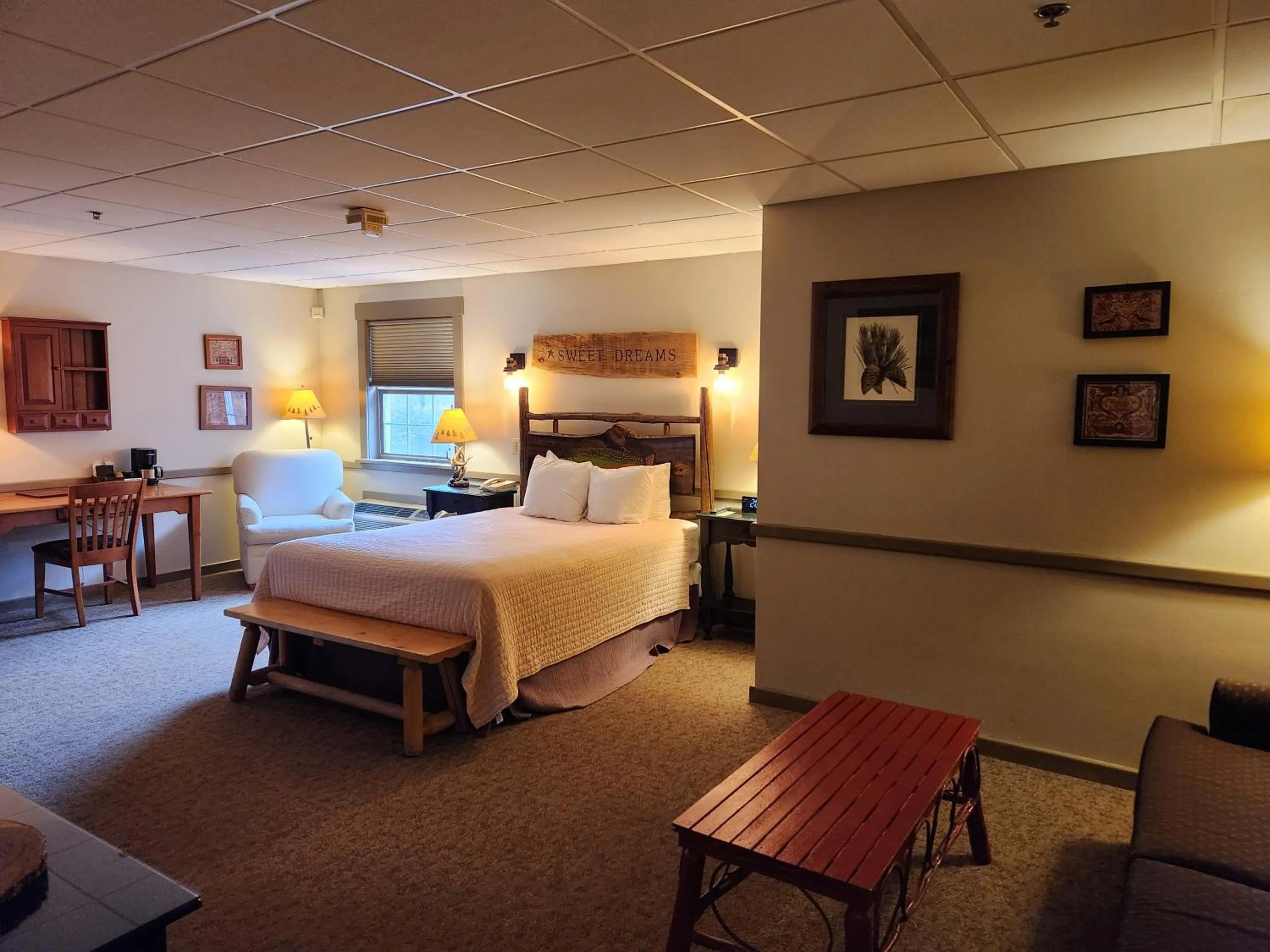 Bed in The Common Man Inn, Spa & Lodge