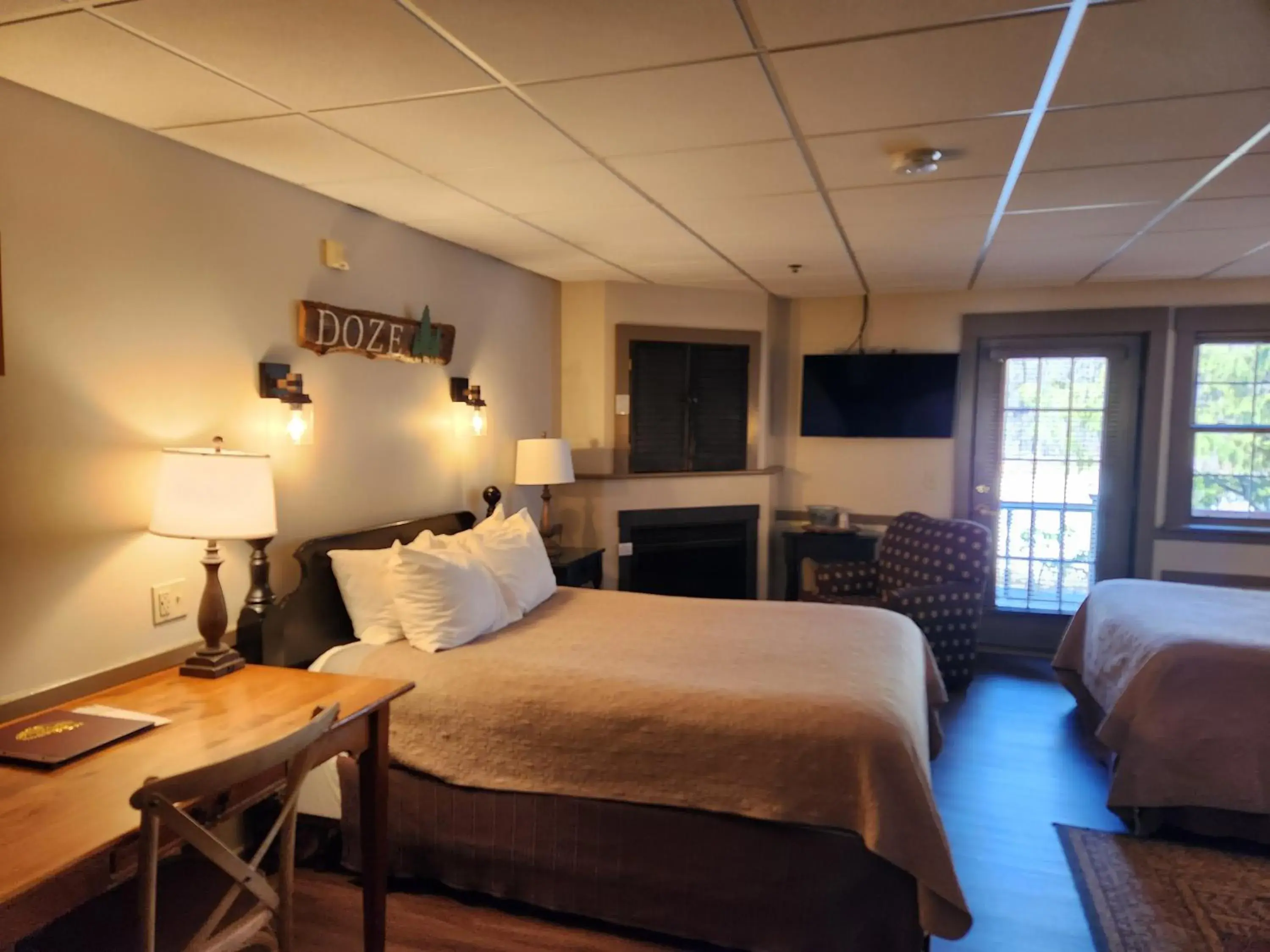 Deluxe Queen Room with Two Queen Beds in The Common Man Inn, Spa & Lodge Deluxe Queen Room with Two Queen Beds in The Common Man Inn, Spa & Lodge