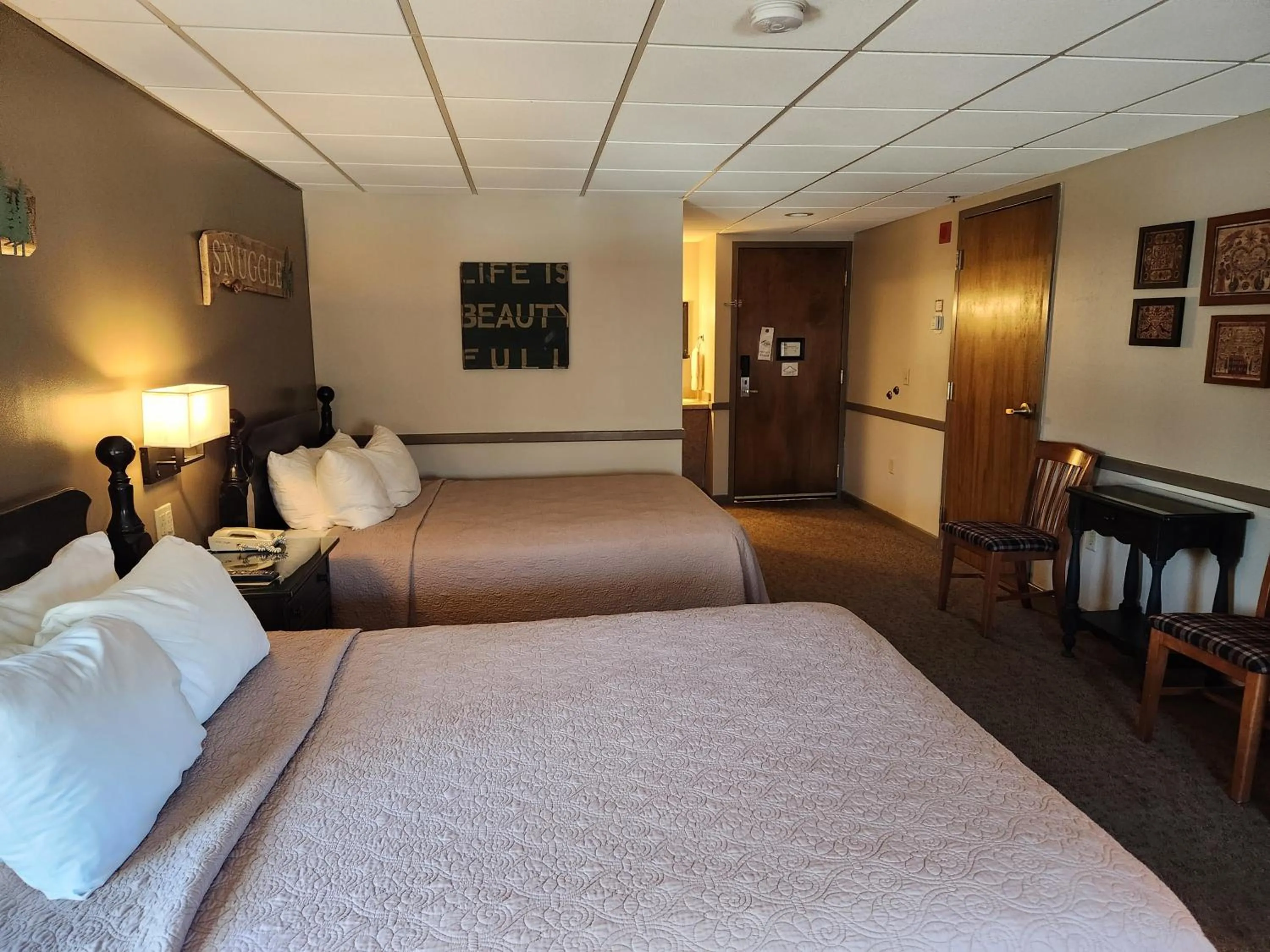 Bedroom, Bed in The Common Man Inn, Spa & Lodge