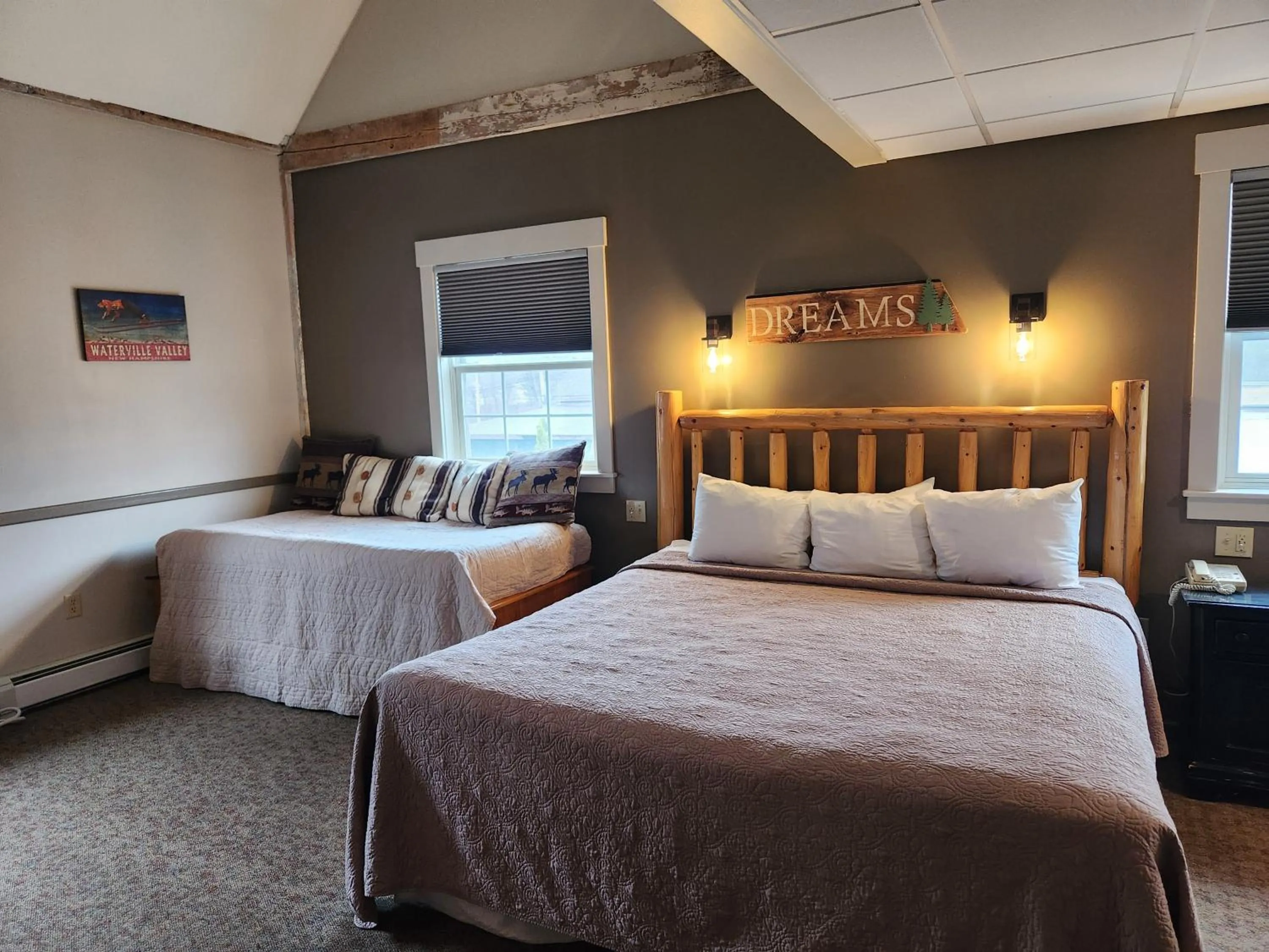 Bed in The Common Man Inn, Spa & Lodge