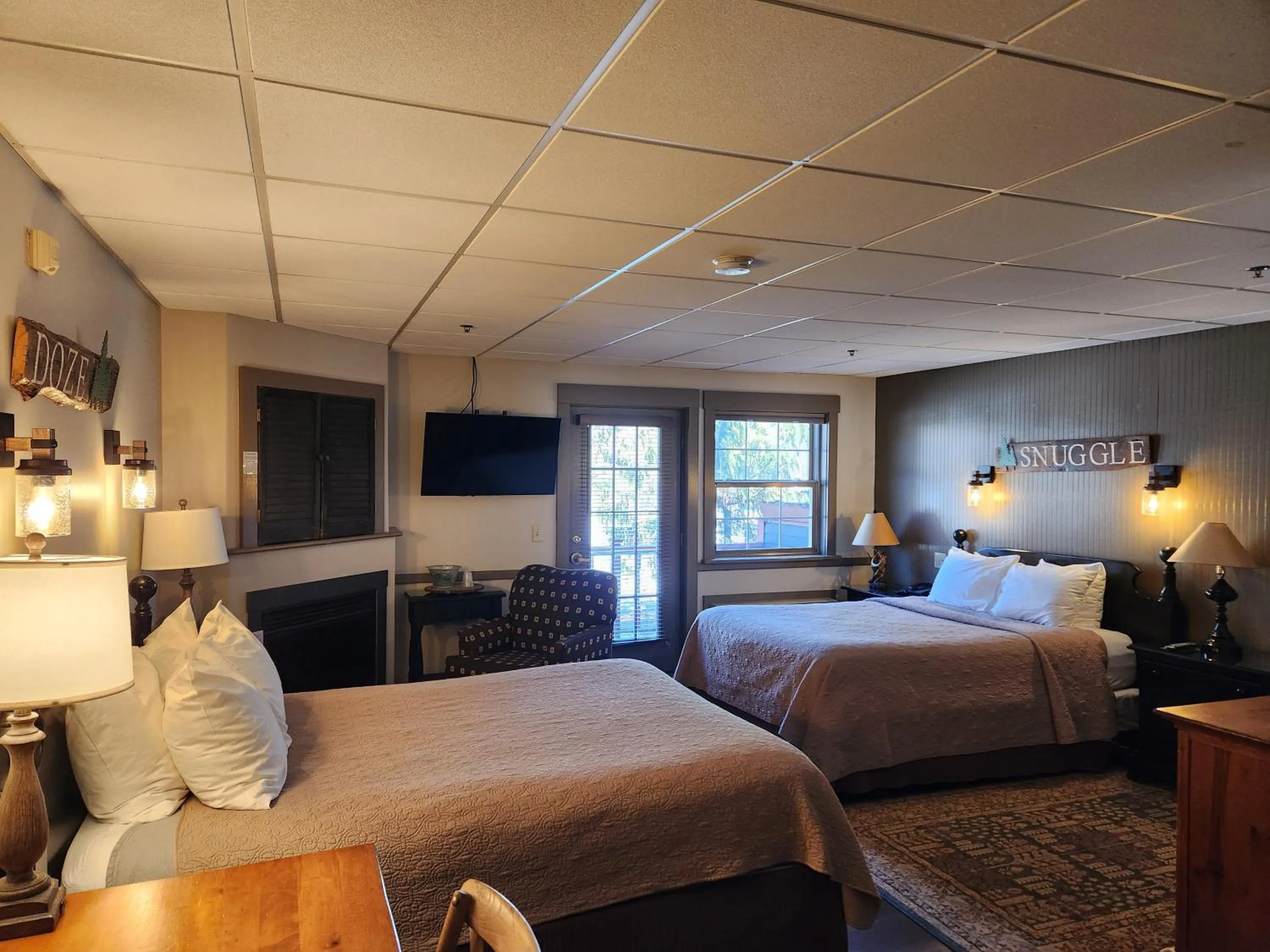 Photo of the whole room, Bed in The Common Man Inn, Spa & Lodge