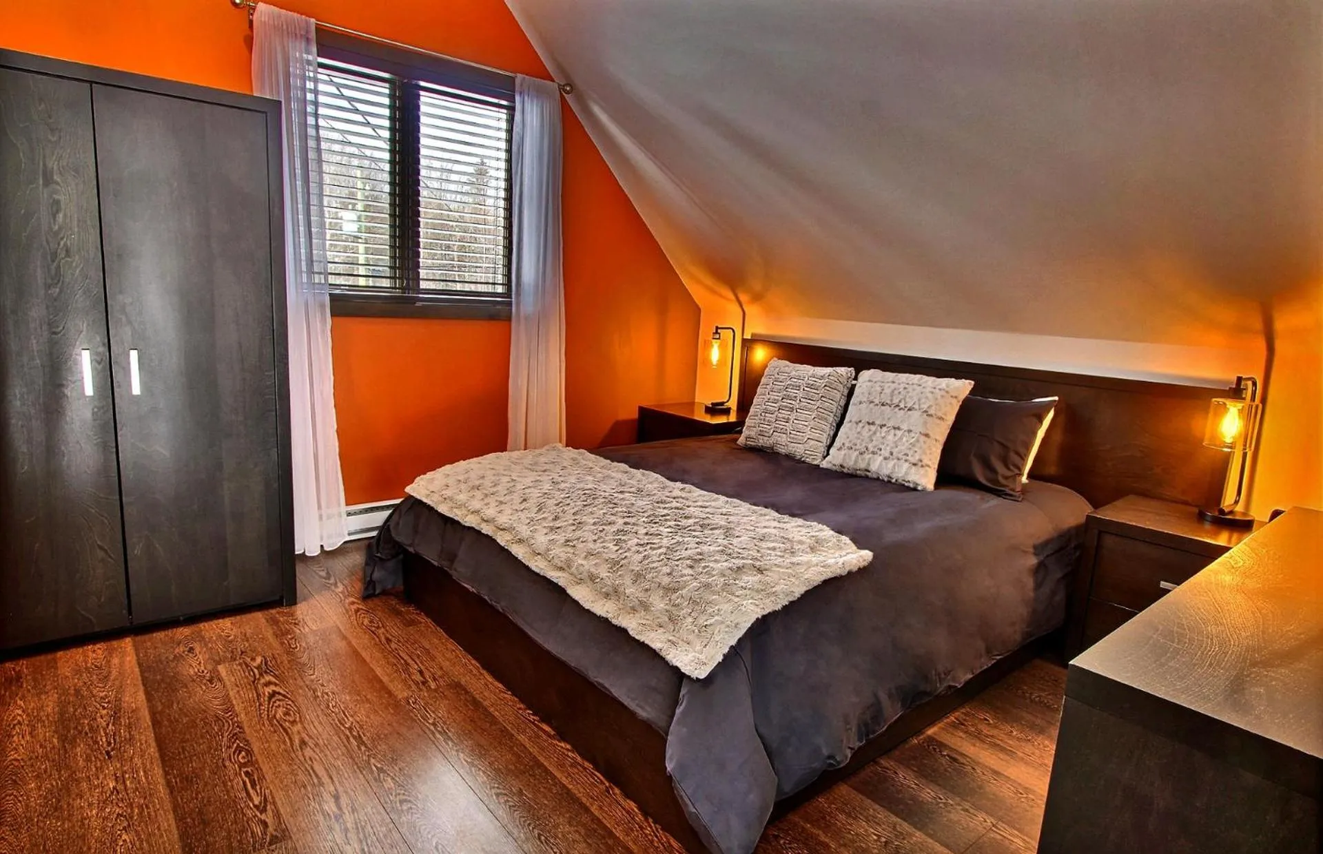 Photo of the whole room, Bed in La cache à Maxime