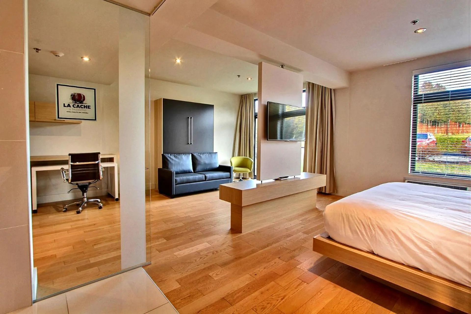 Photo of the whole room, Bed in La cache à Maxime