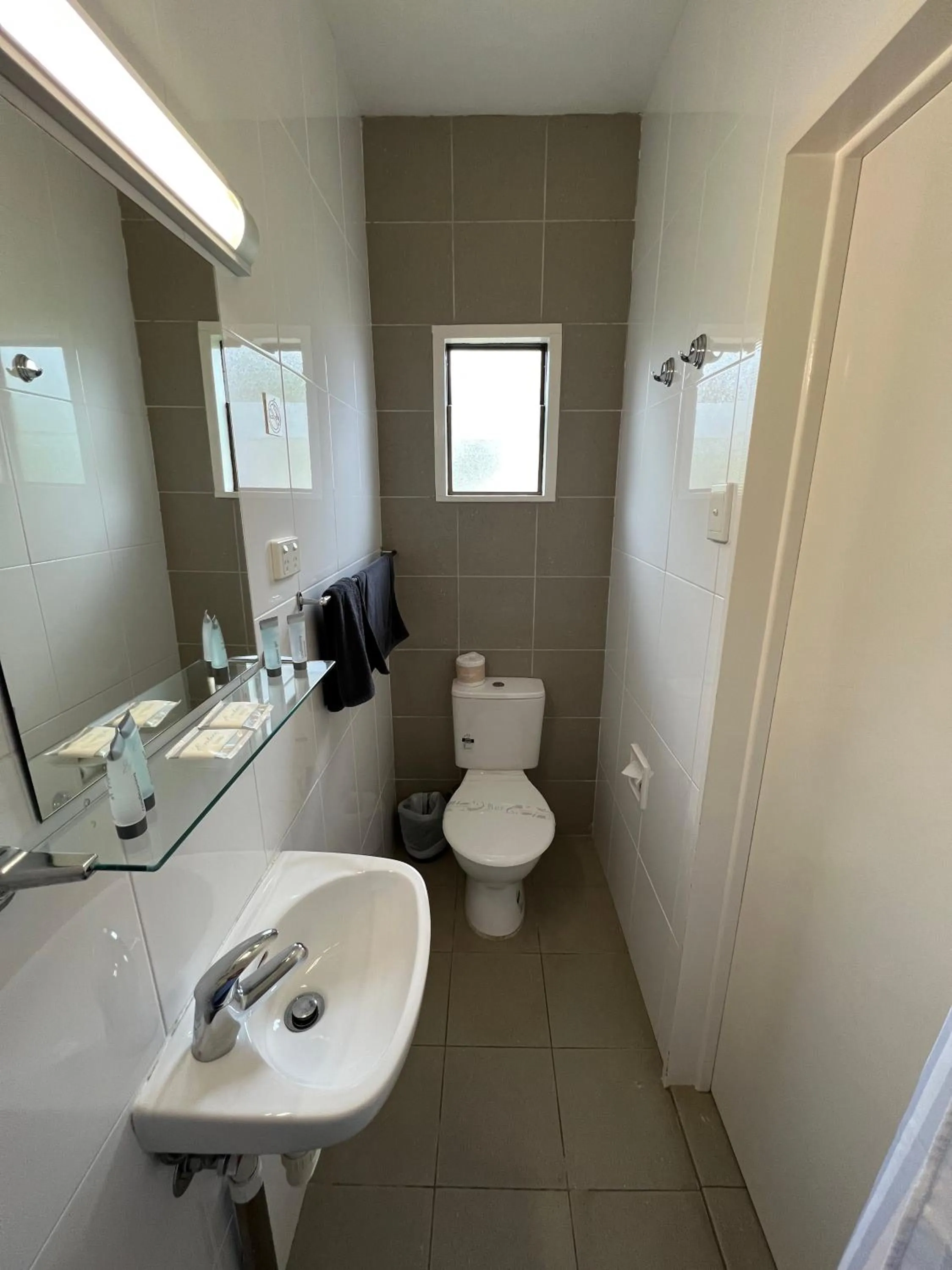 Toilet in Hi-Way Motel Grafton - Contactless