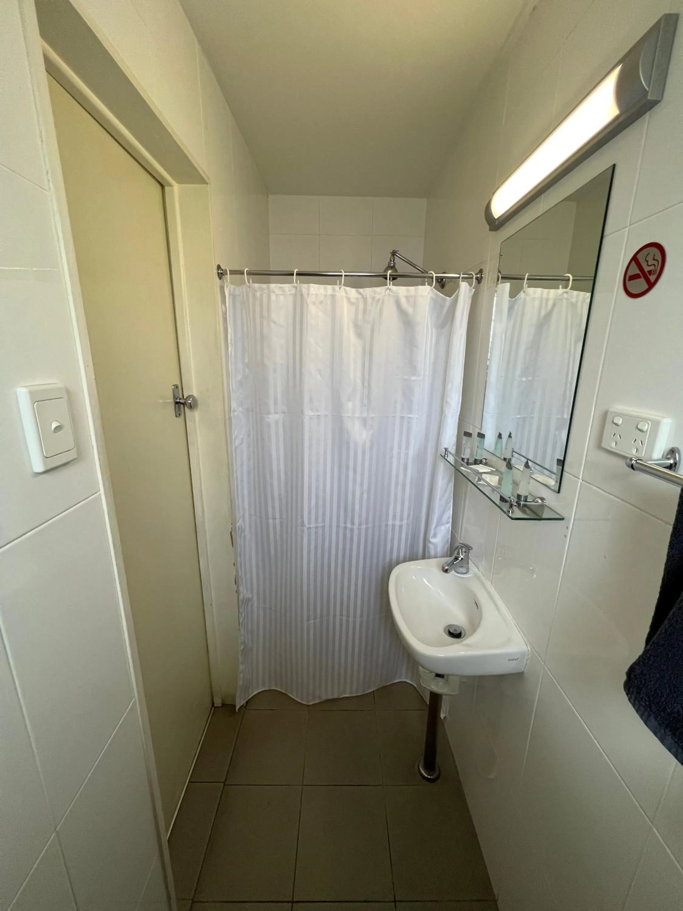 Shower in Hi-Way Motel Grafton - Contactless