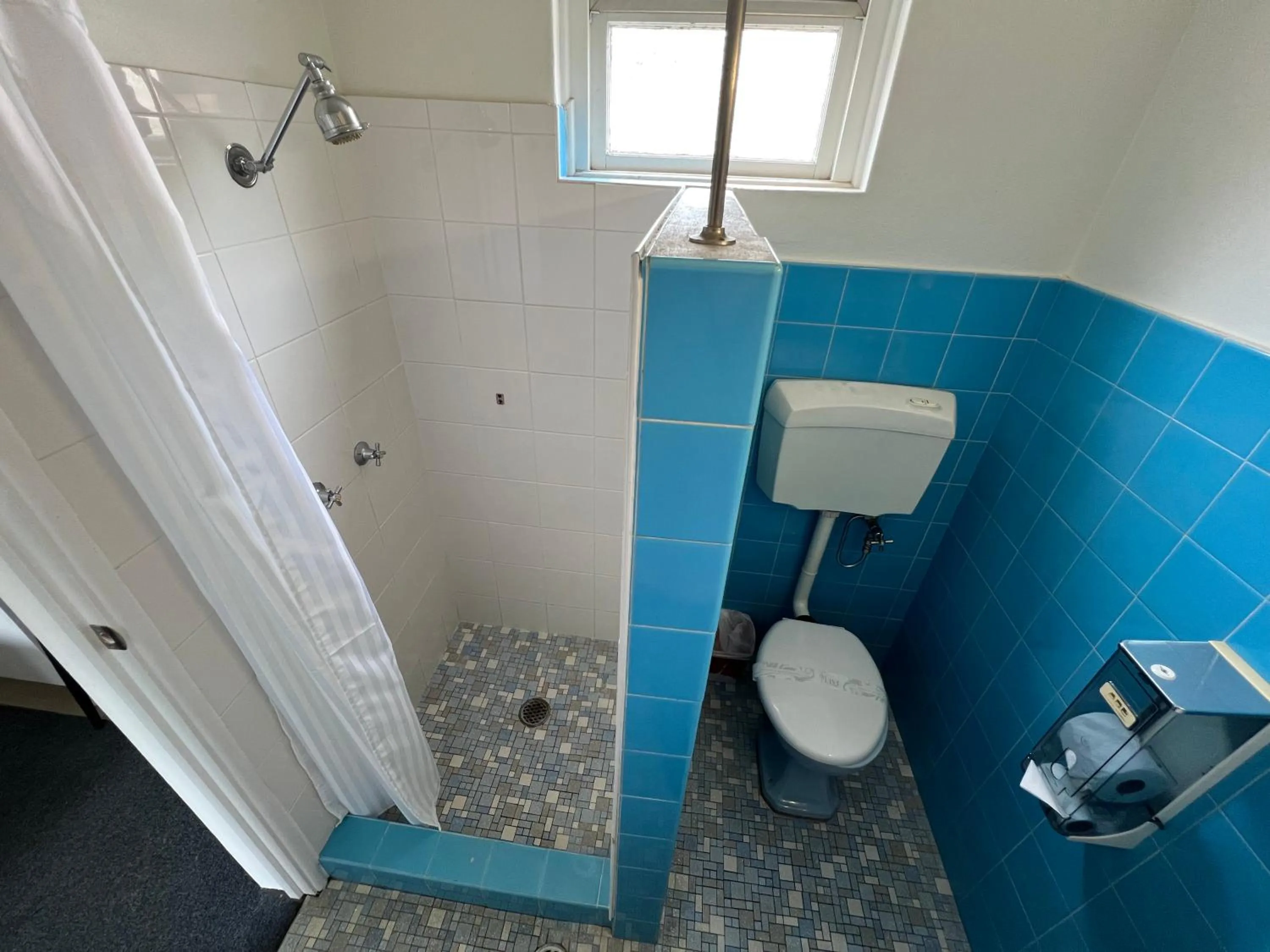 Shower in Hi-Way Motel Grafton - Contactless