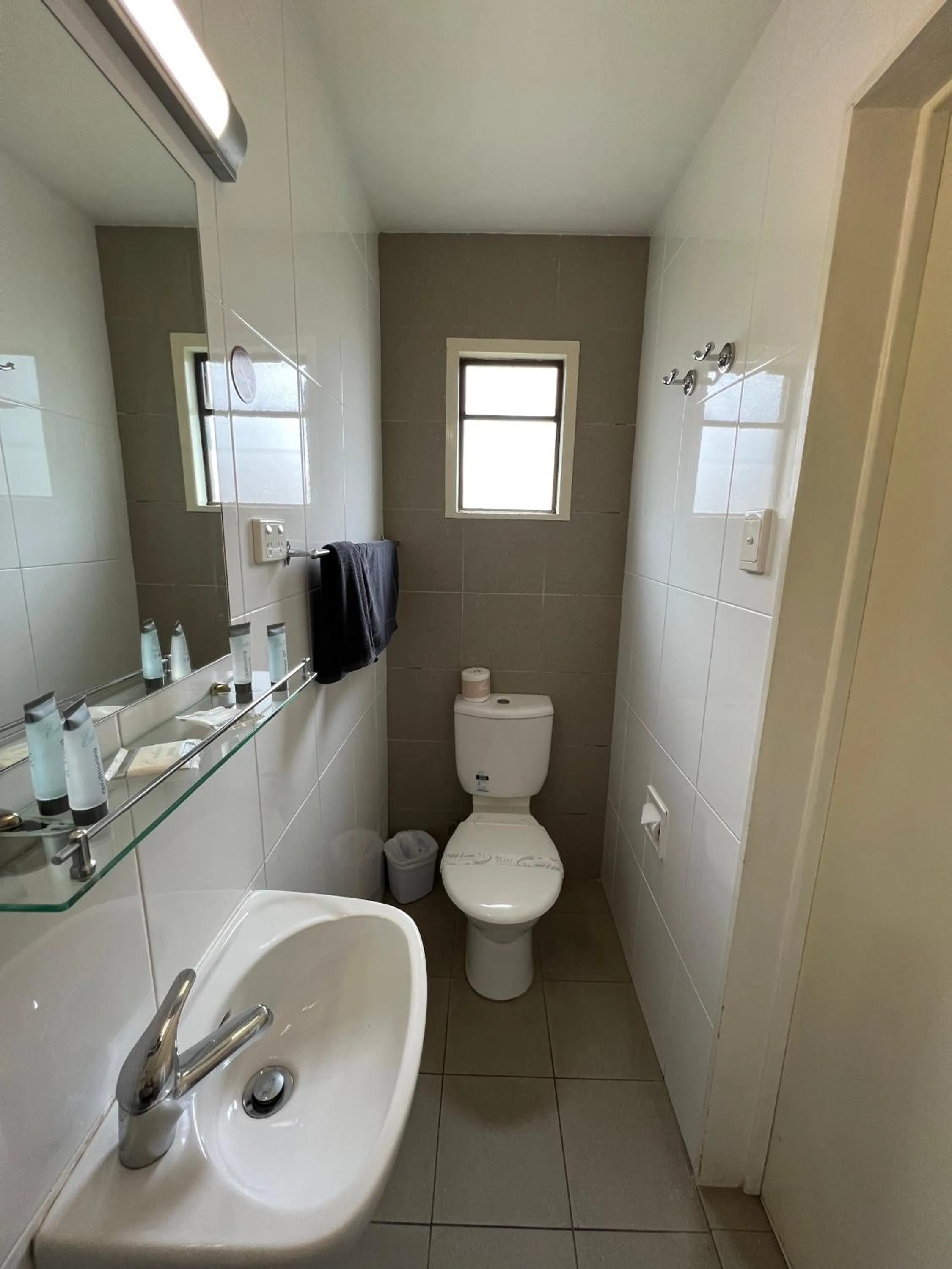 Toilet in Hi-Way Motel Grafton - Contactless