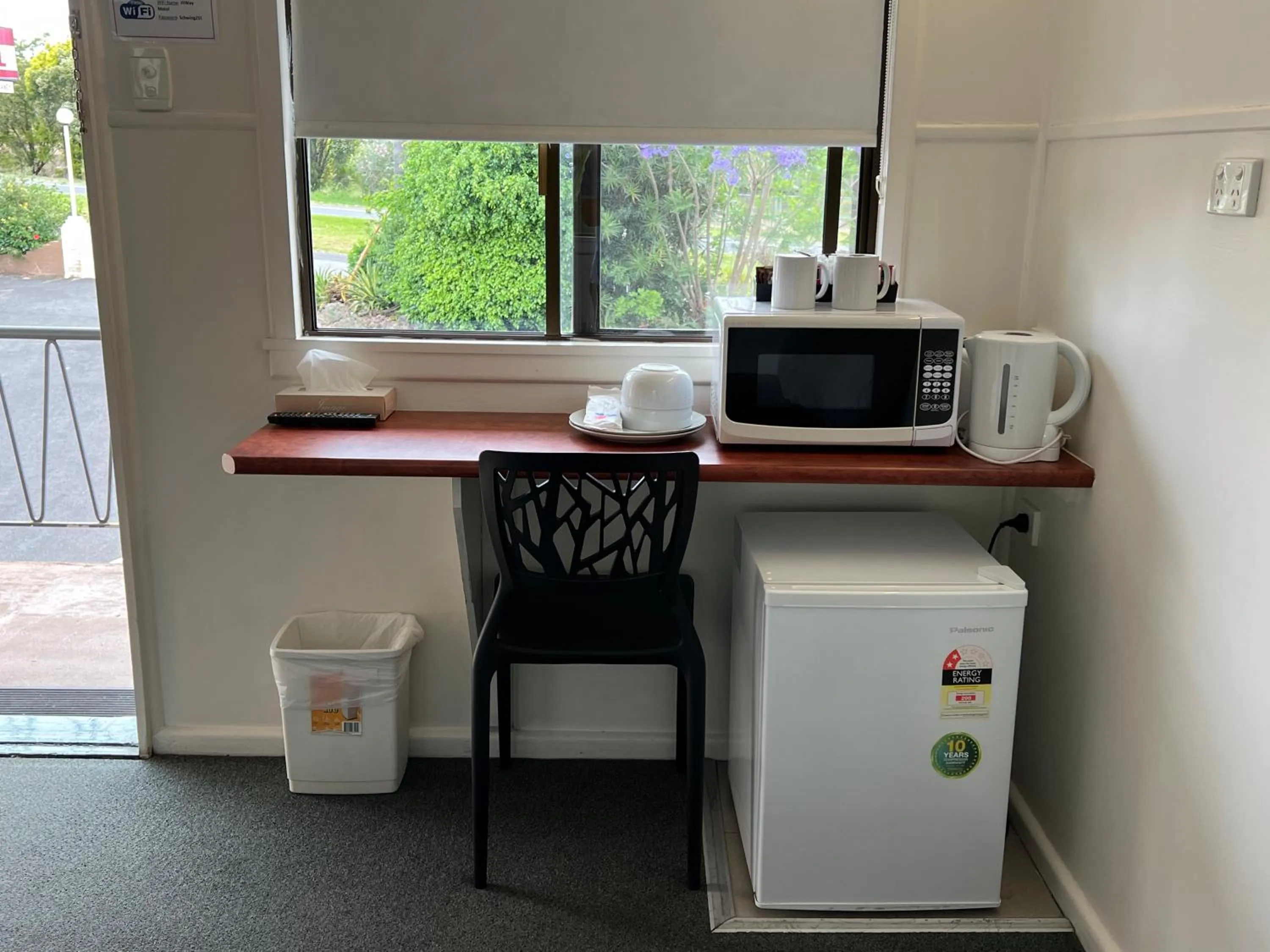 microwave in Hi-Way Motel Grafton - Contactless