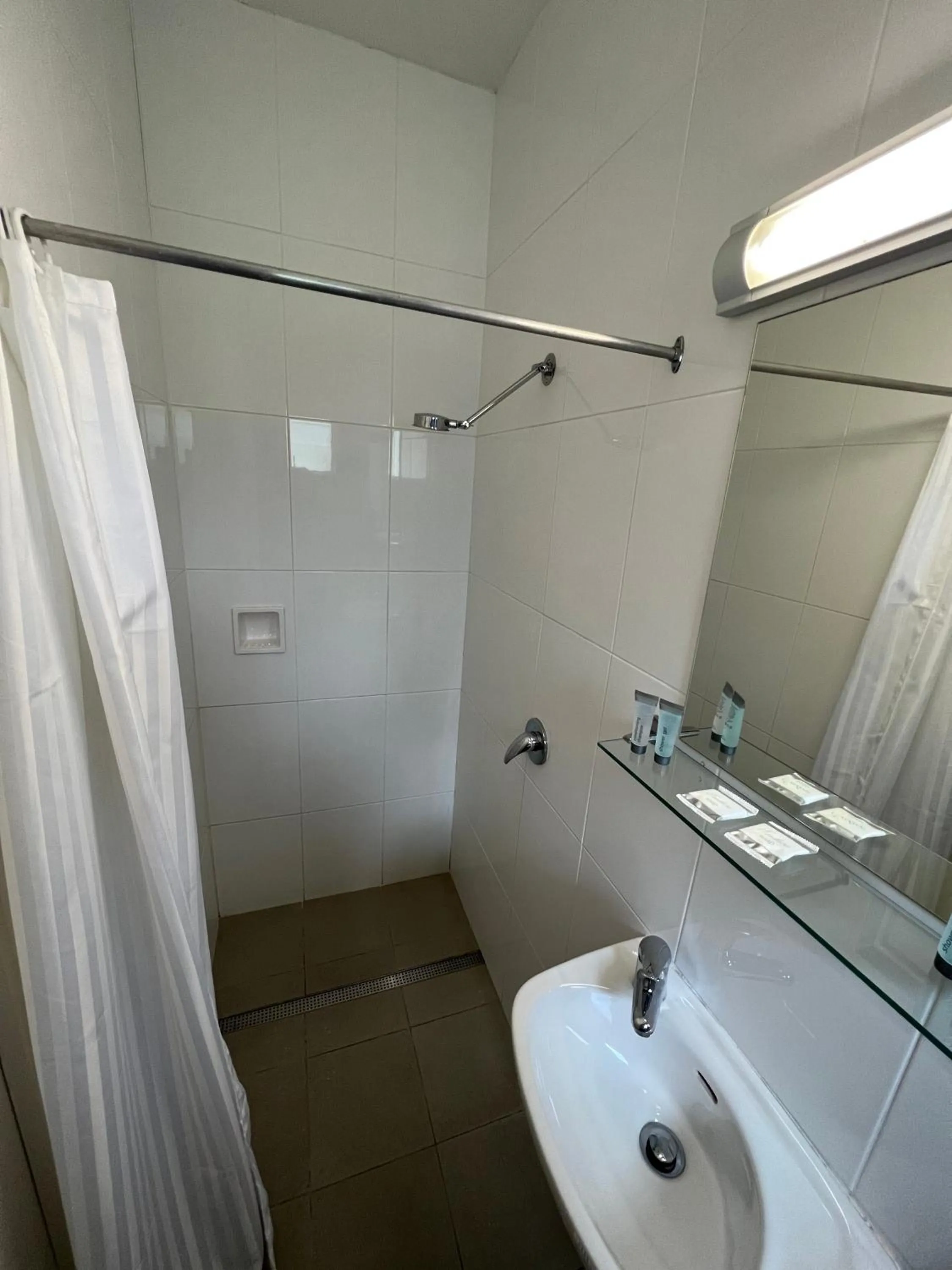 Shower in Hi-Way Motel Grafton - Contactless