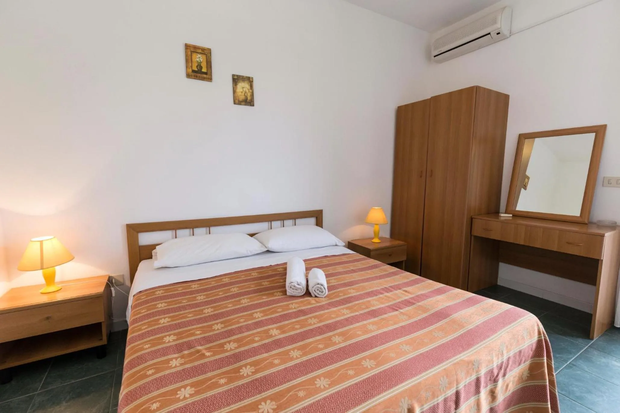 Shower, Bed in Europa rooms and restaurant