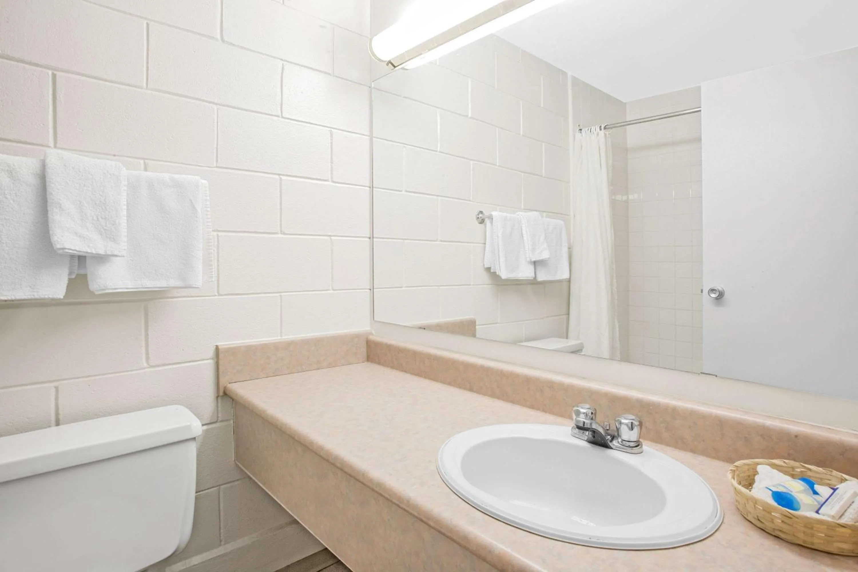 Photo of the whole room in Empire Inn