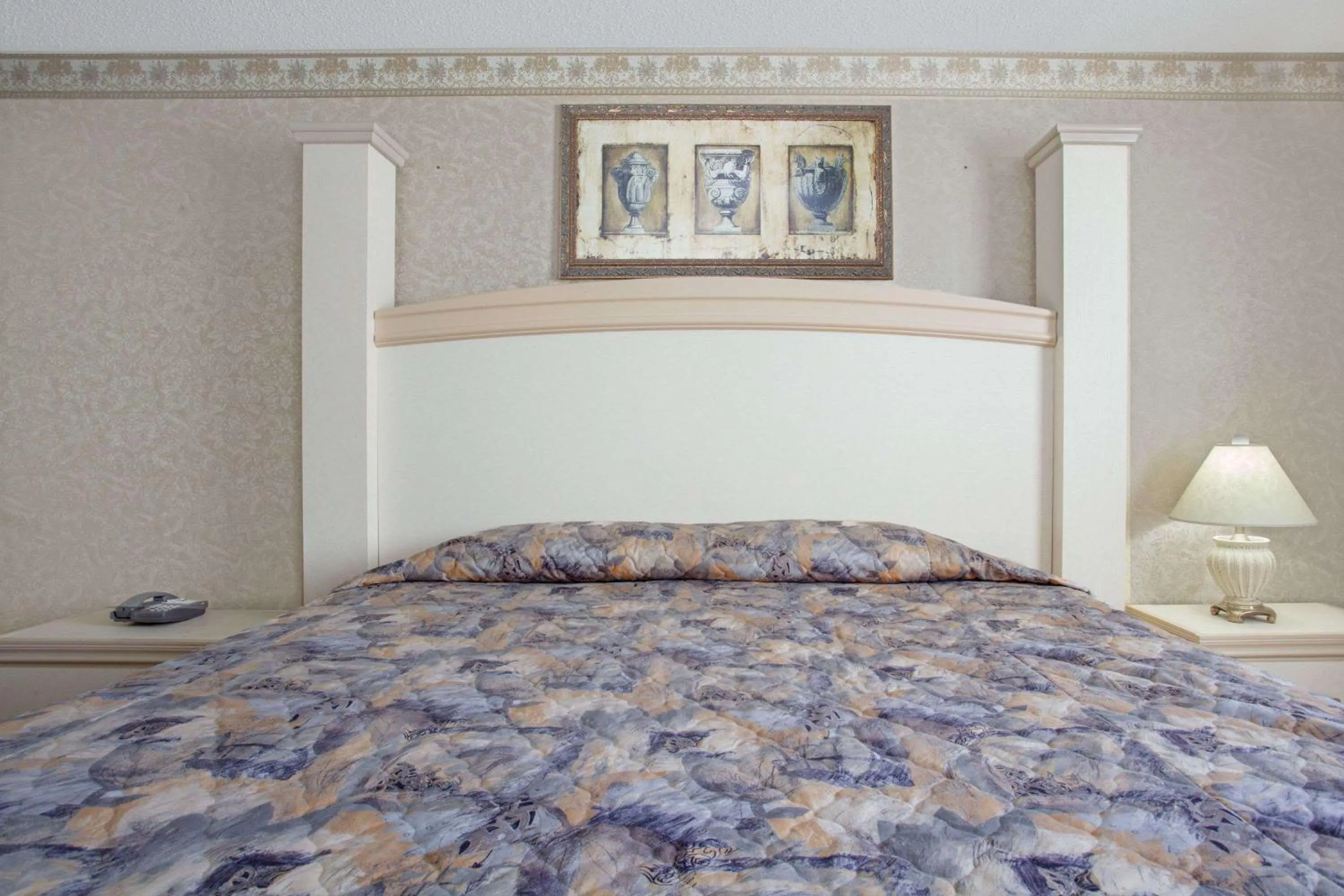 Photo of the whole room, Bed in Empire Inn