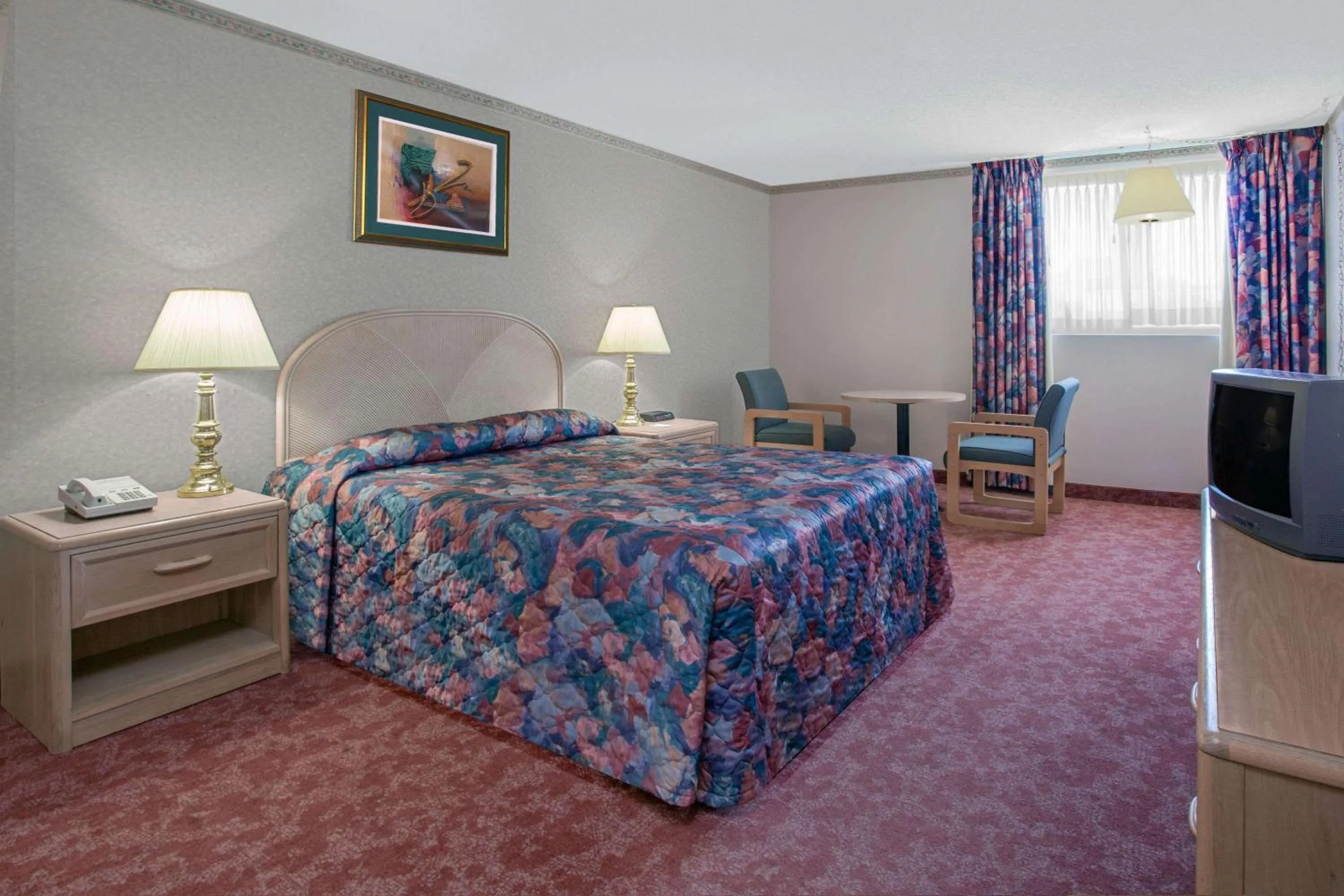 Photo of the whole room, Bed in Empire Inn