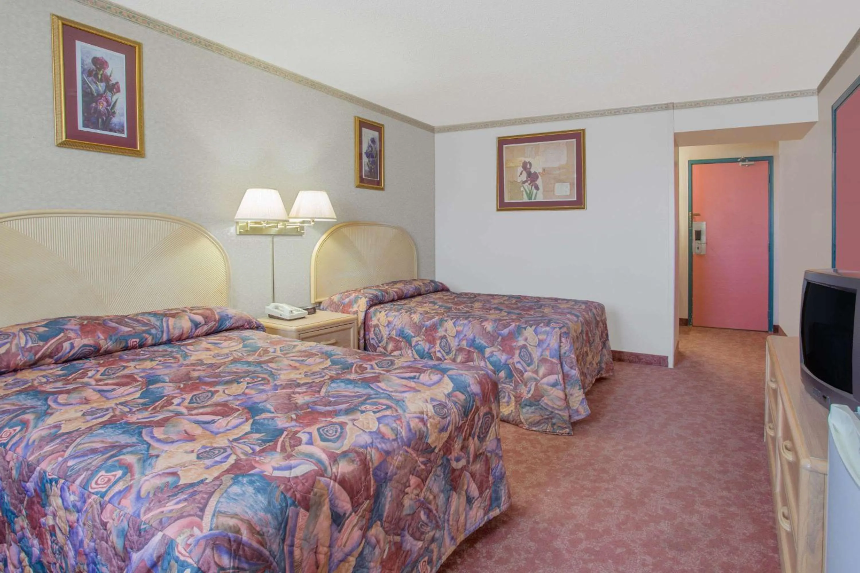 Photo of the whole room, Bed in Empire Inn