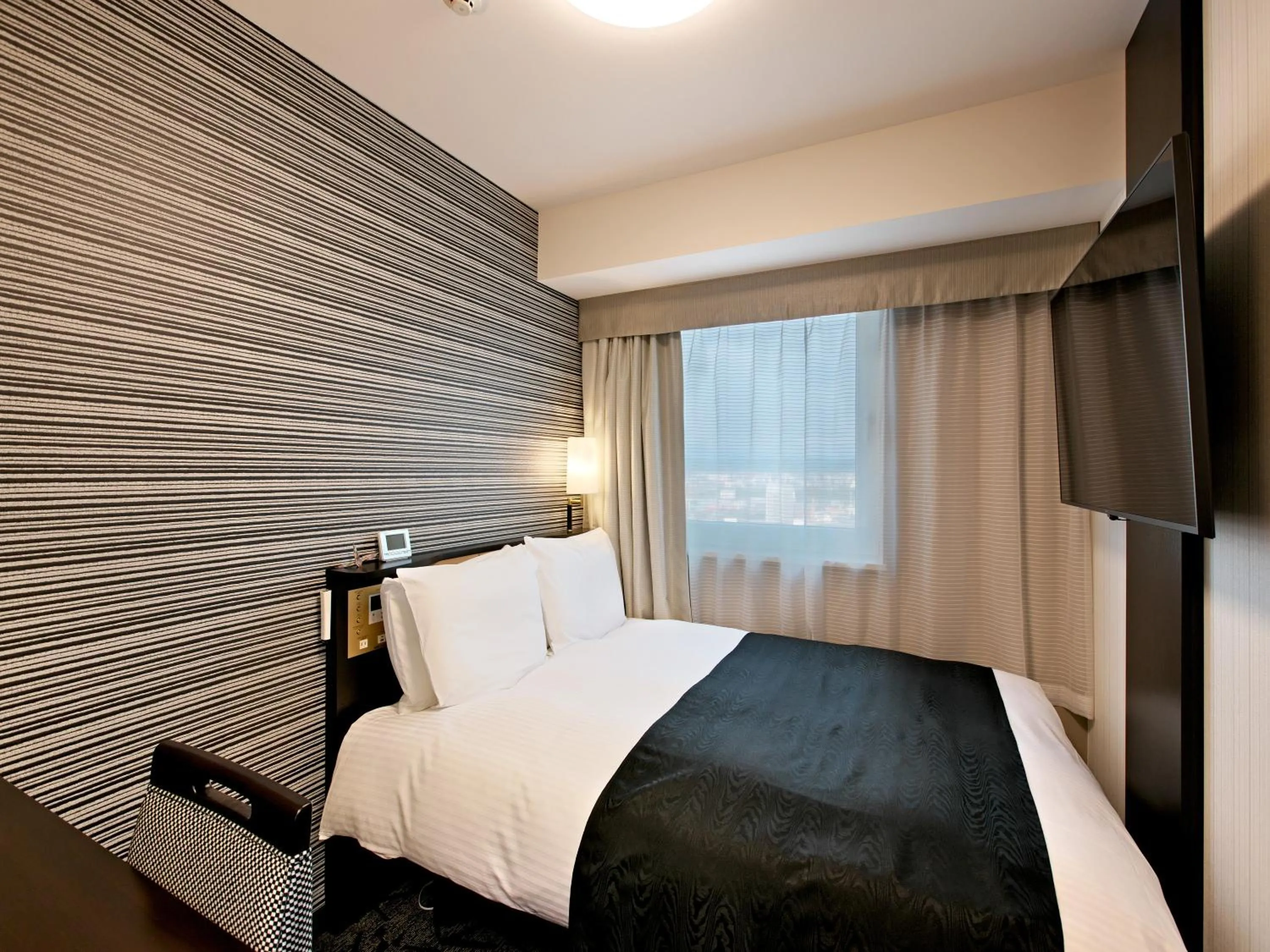 Photo of the whole room, Bed in APA Hotel Niigata Tsubamesanjo Ekimae