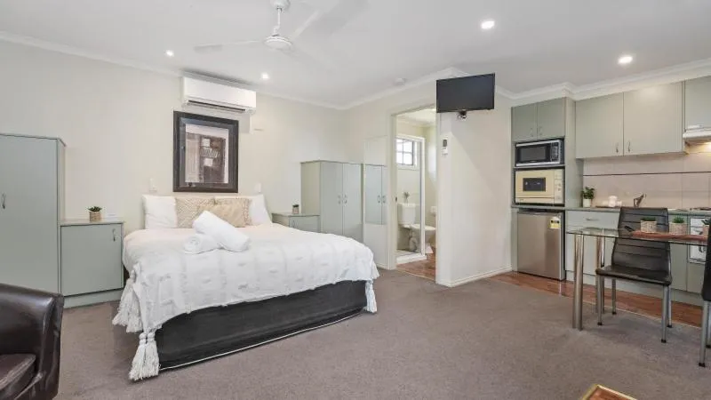 Bedroom, Bed in Tasman Holiday Parks - Merool on the Murray