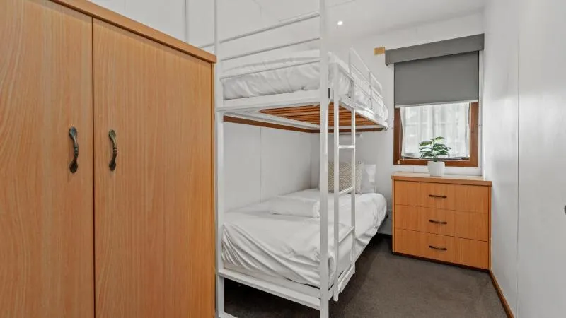 Bedroom, Bed in Tasman Holiday Parks - Merool on the Murray