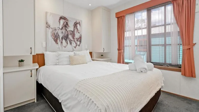 Bedroom, Bed in Tasman Holiday Parks - Merool on the Murray