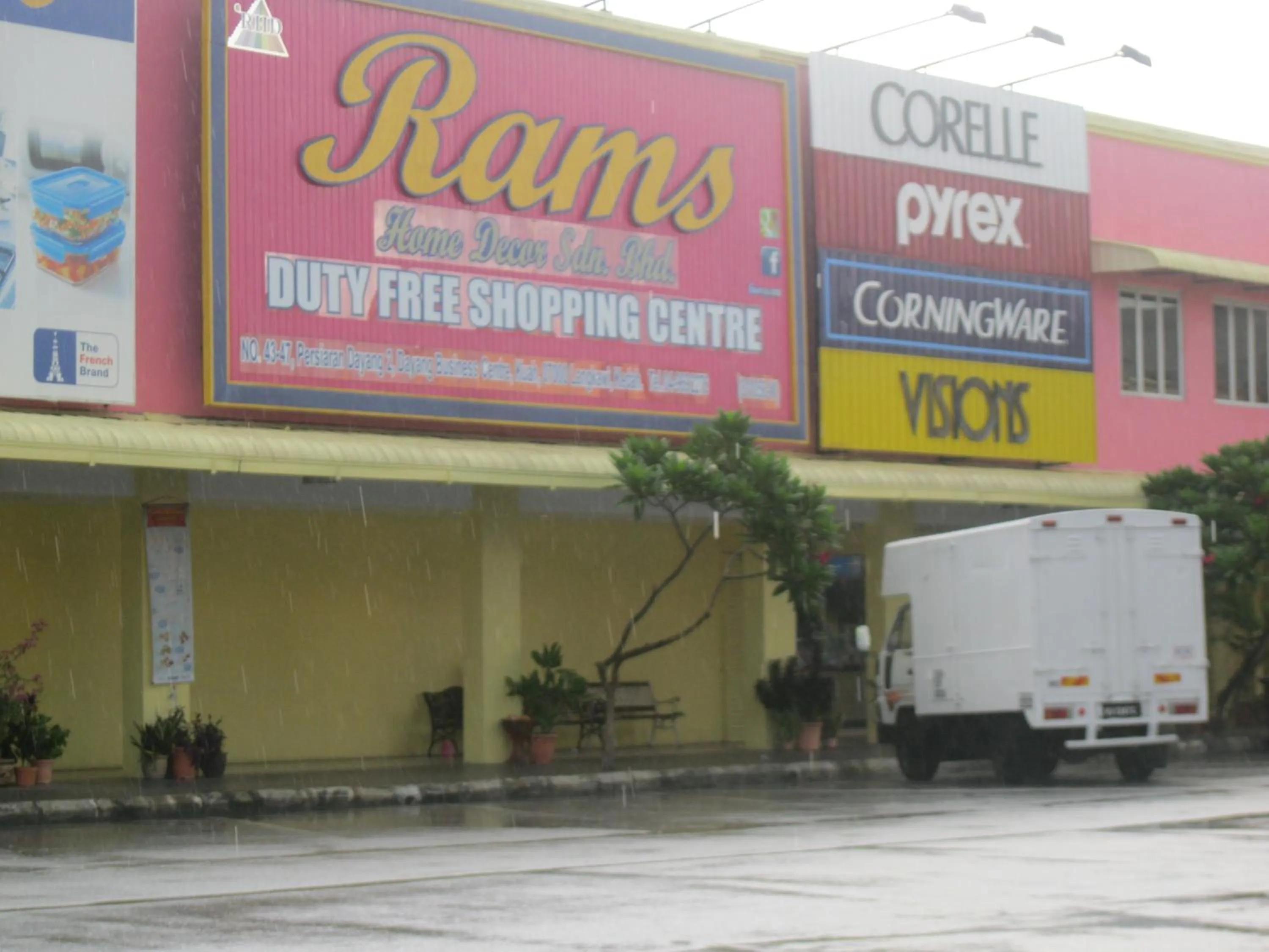 Shopping Area in 1 Baron Motel