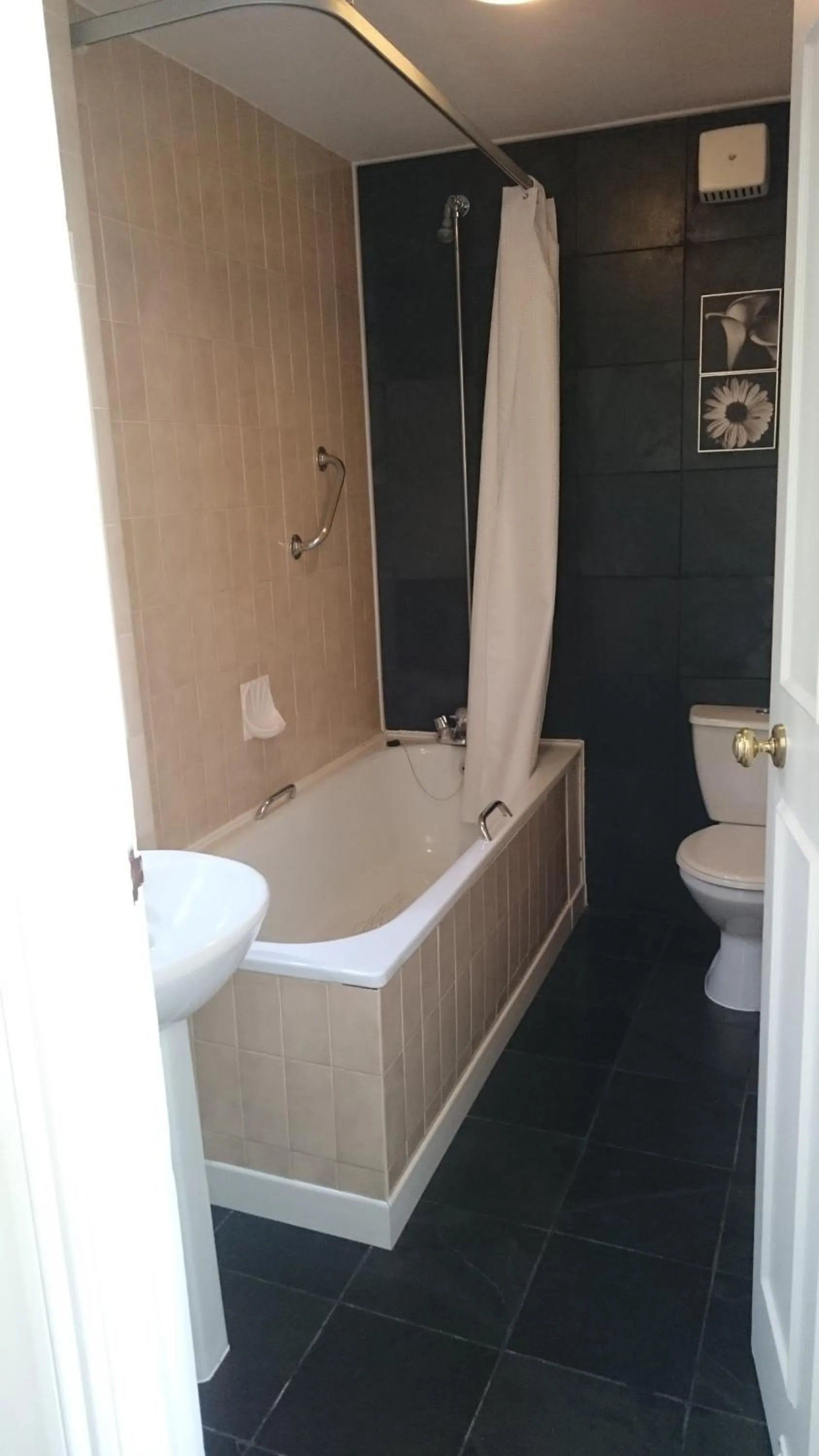 Bathroom in 17 Wilmington Square