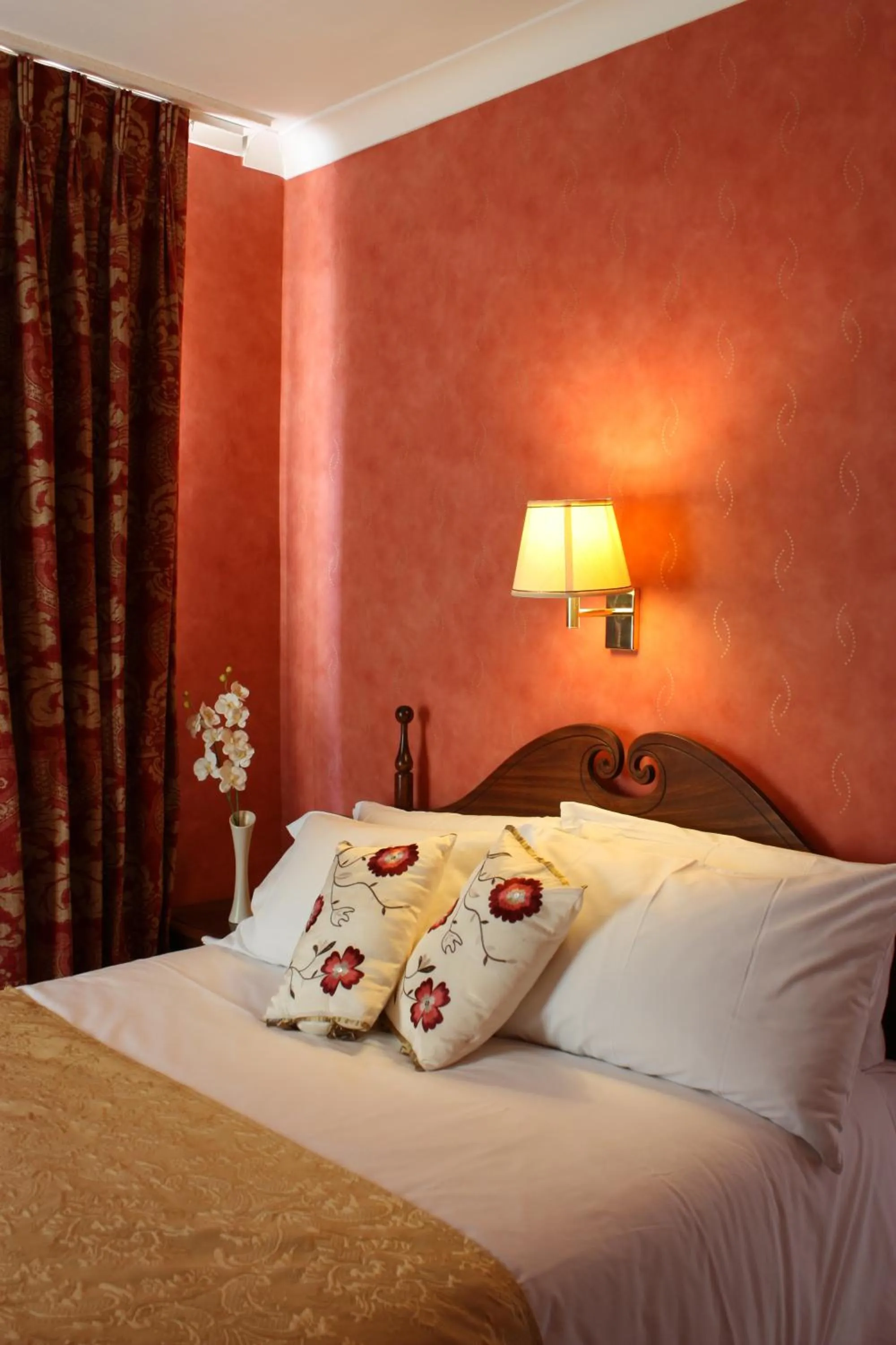 Bedroom, Bed in 17 Wilmington Square