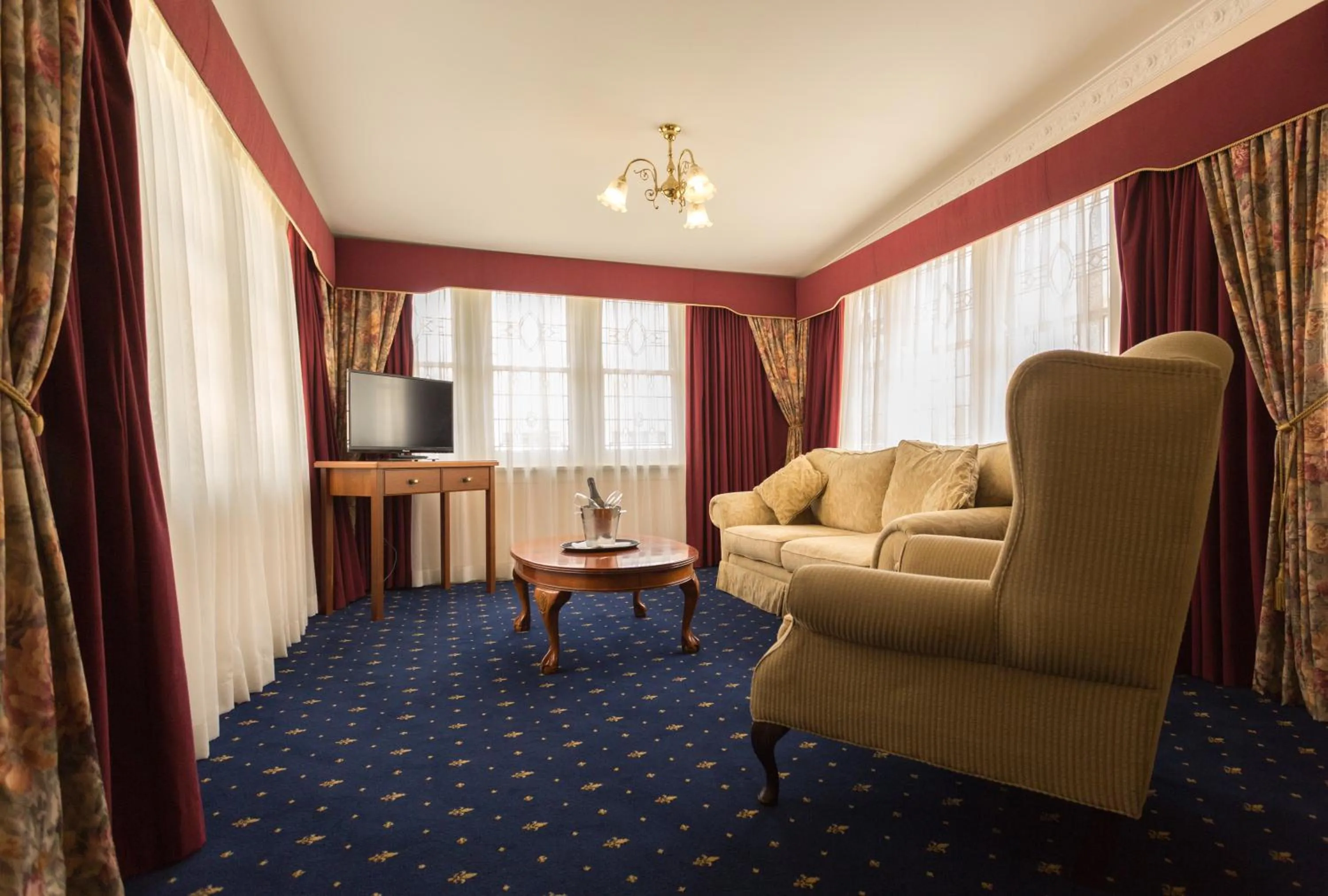 Communal lounge/ TV room in Palais Royale