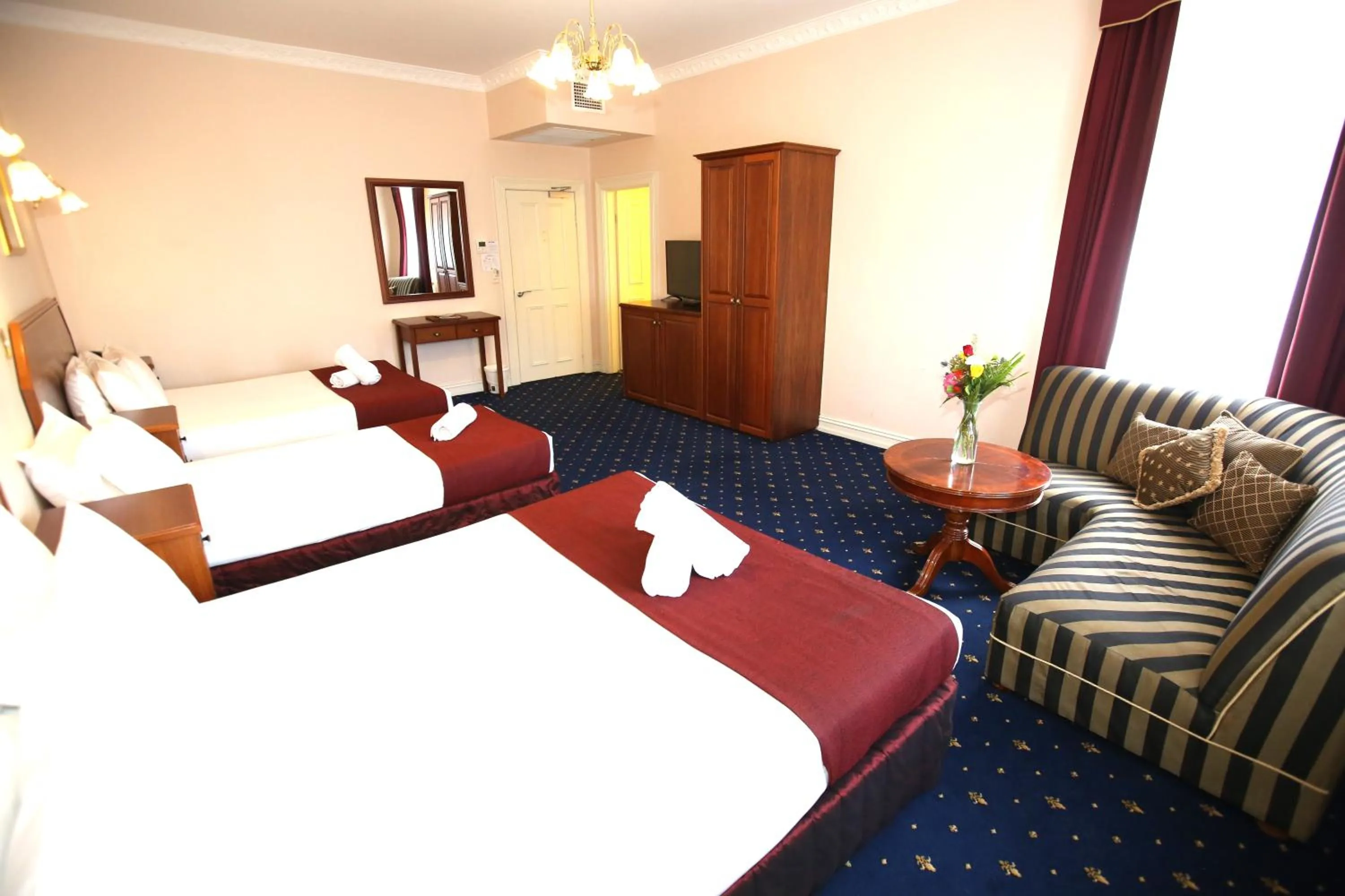 Photo of the whole room, Bed in Palais Royale