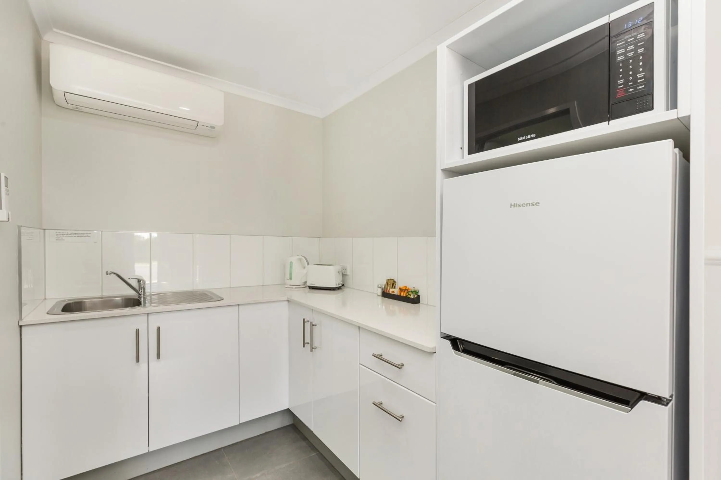 Kitchen or kitchenette in Allara Motor Lodge