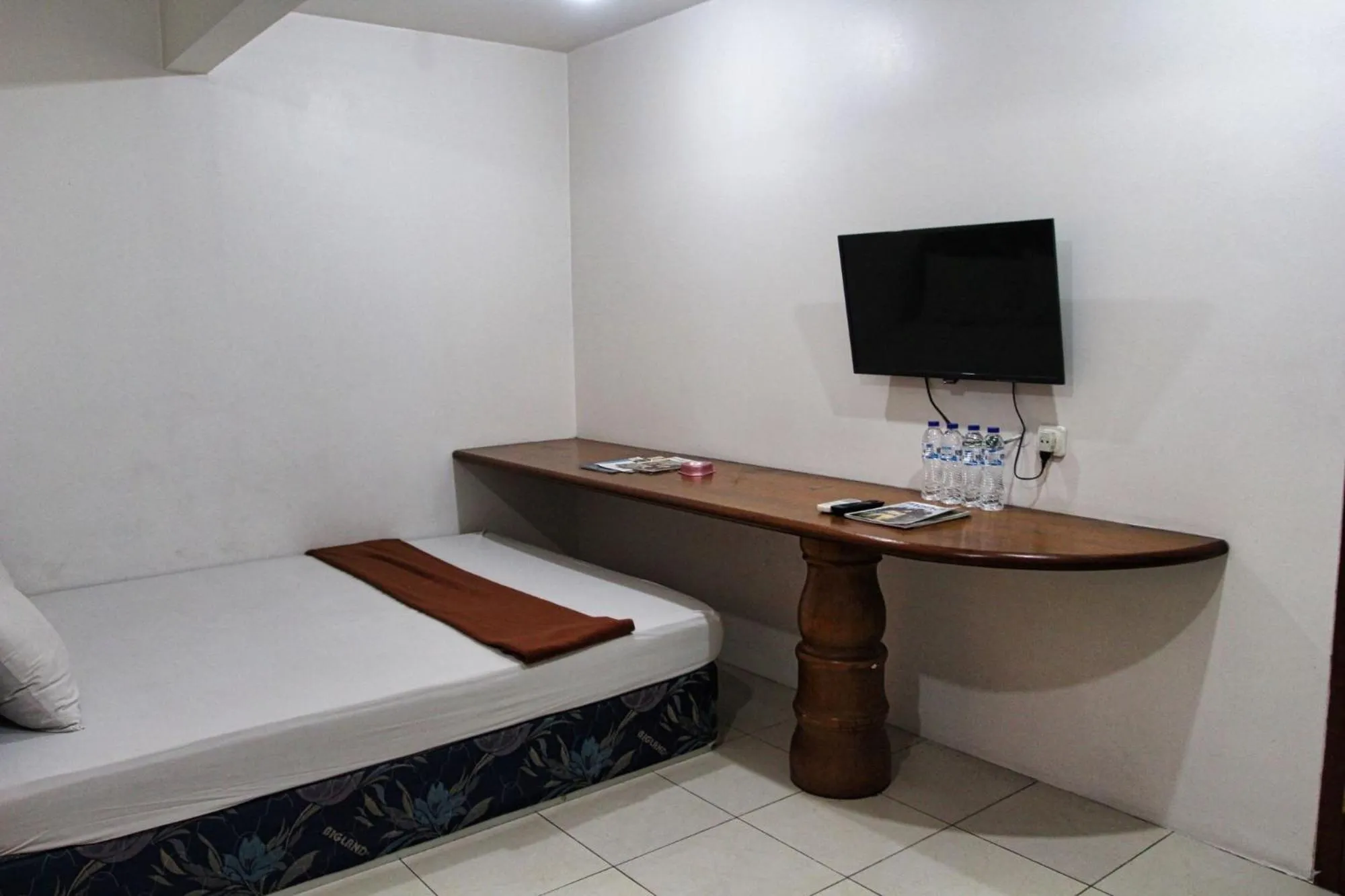 TV and multimedia, Bed in Hotel Olympic Semarang