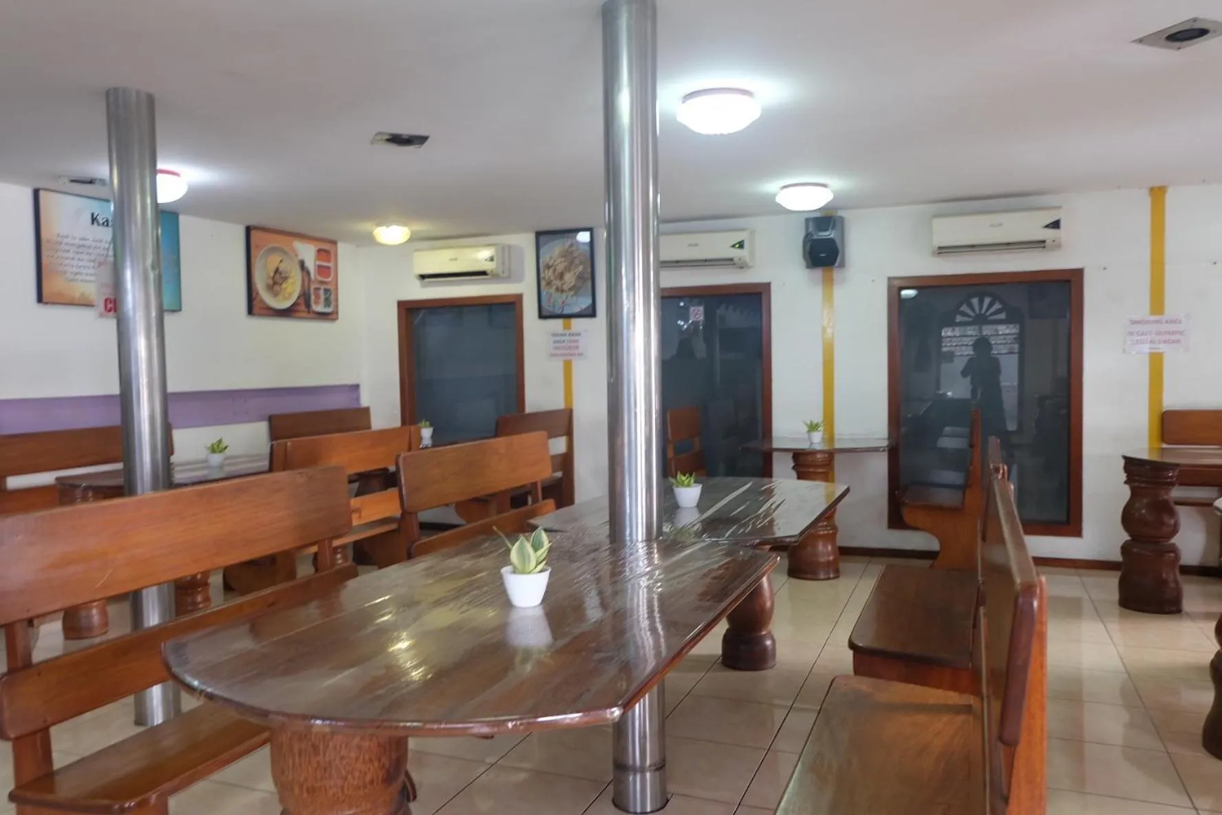 Restaurant/places to eat in Hotel Olympic Semarang