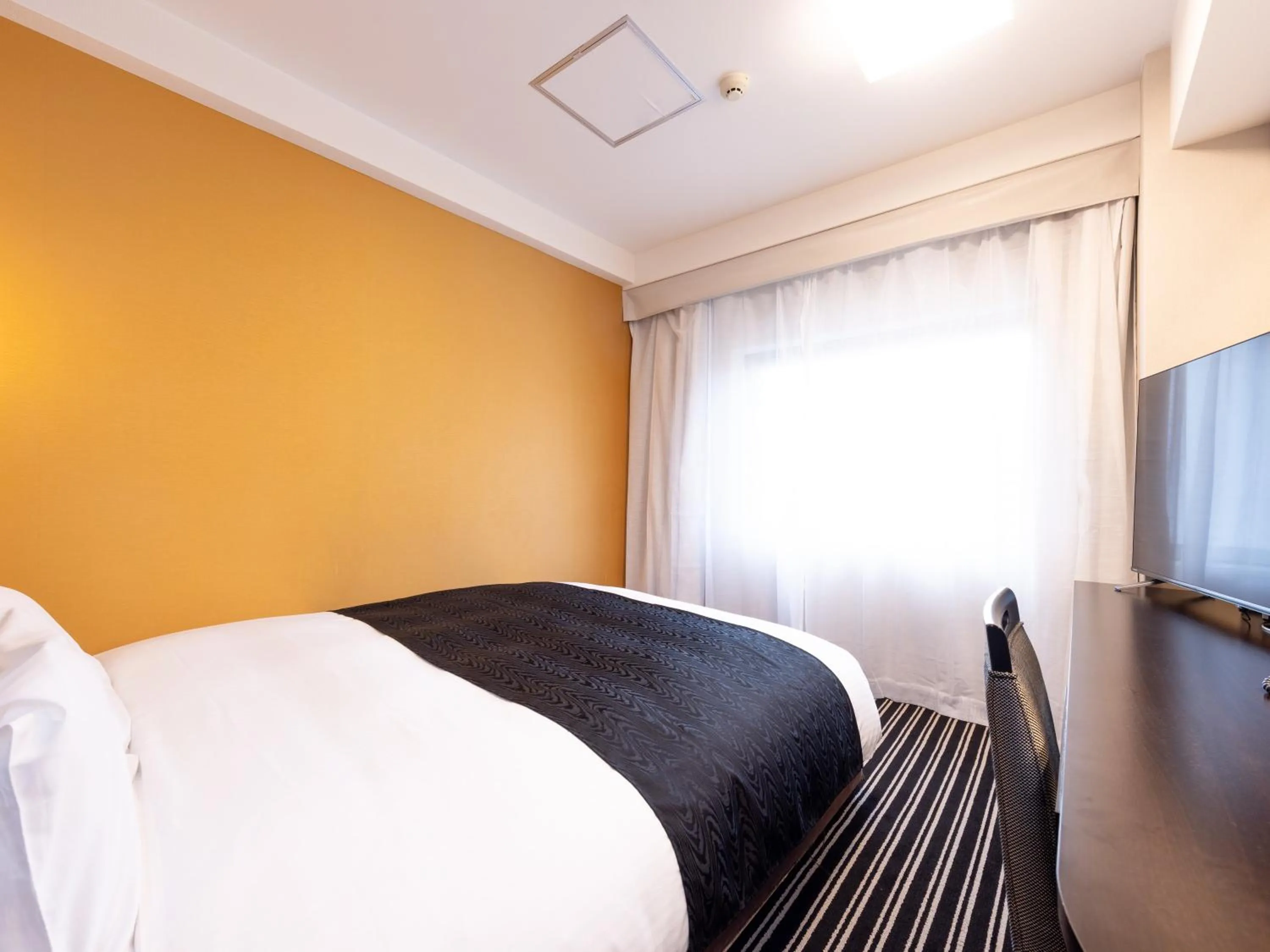 Photo of the whole room, Bed in APA Hotel Fukuoka Watanabedori Ekimae EXCELLENT