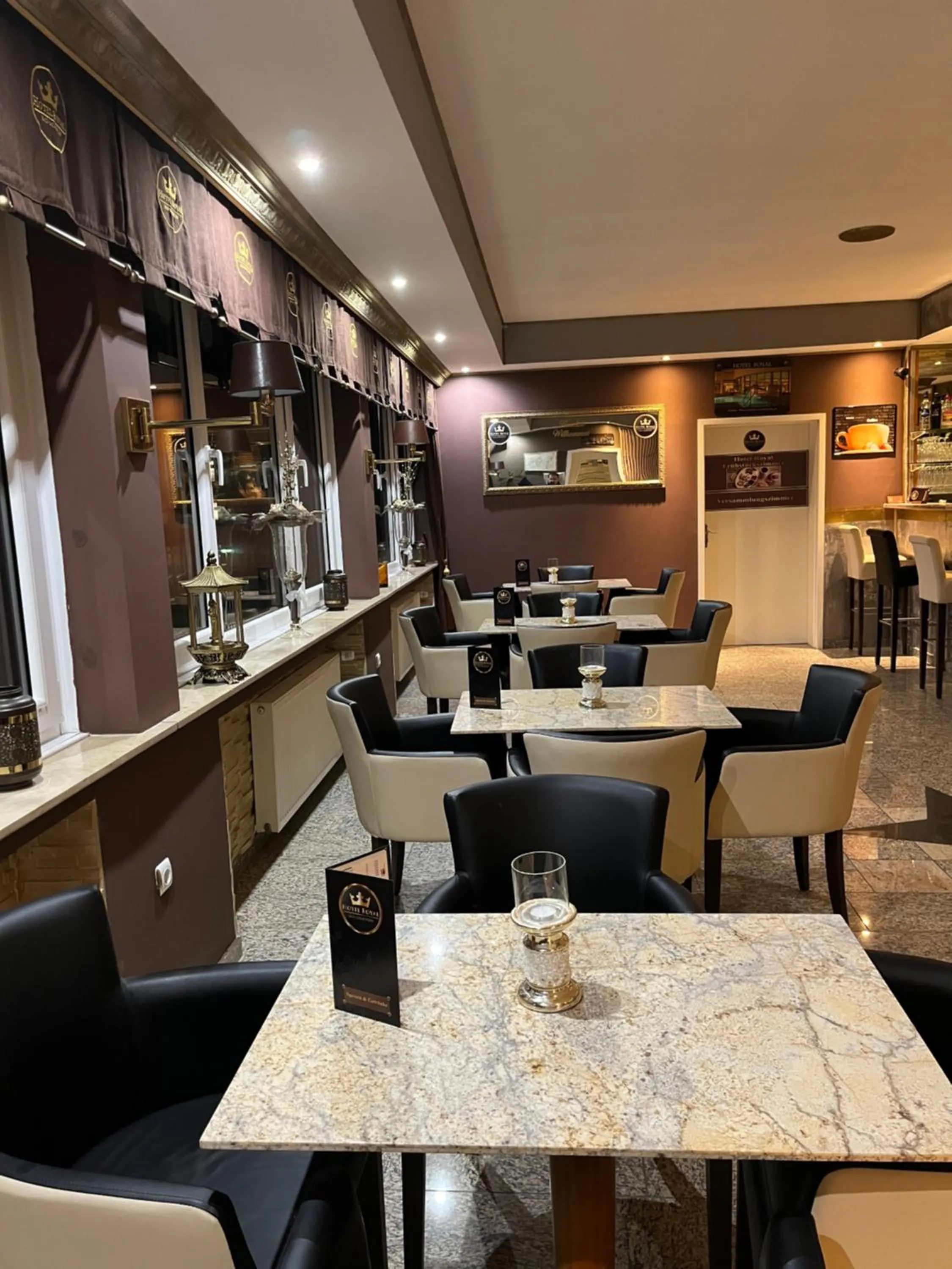 Restaurant/places to eat in Hotel Royal