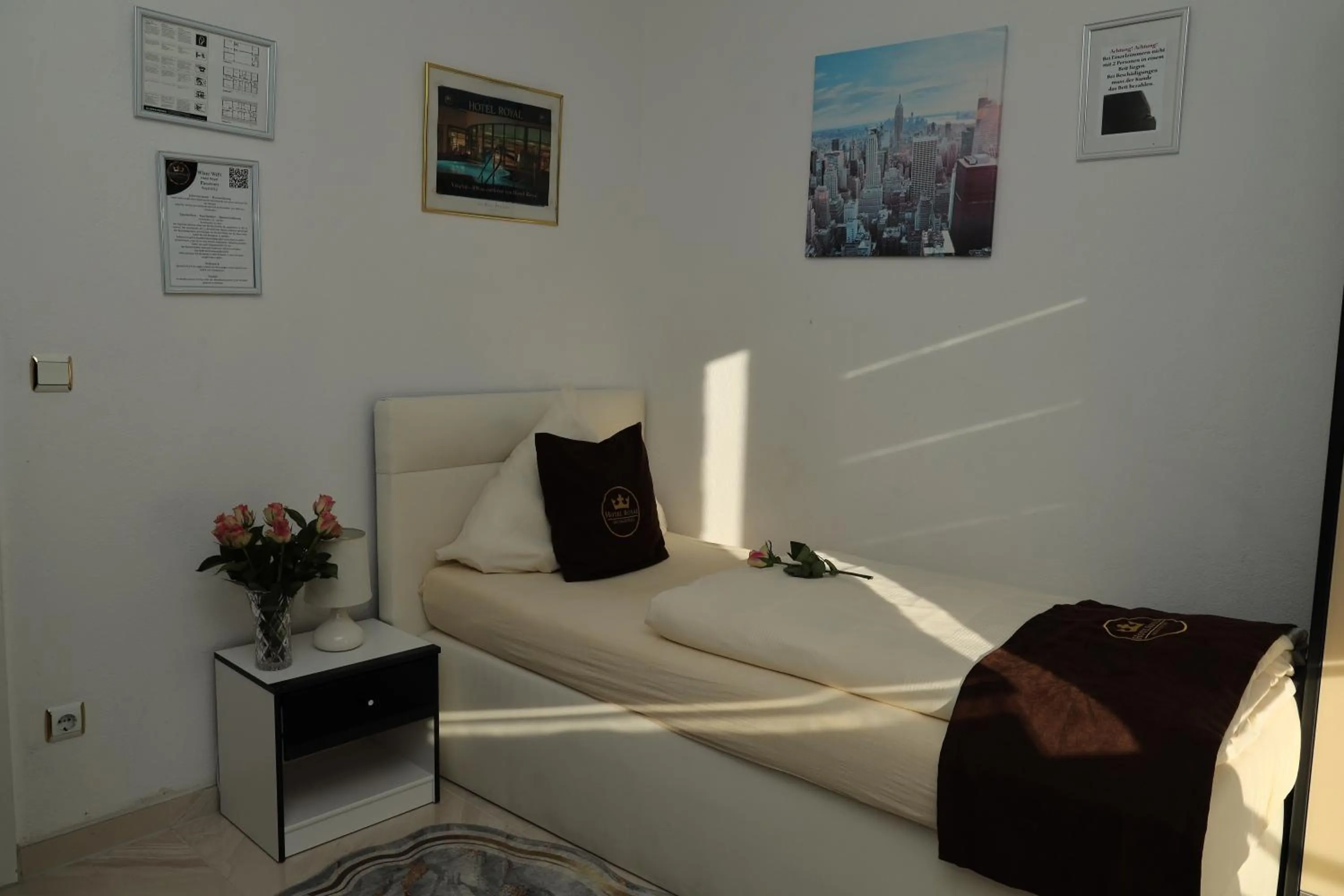 Single Room with Shared Bathroom in Hotel Royal