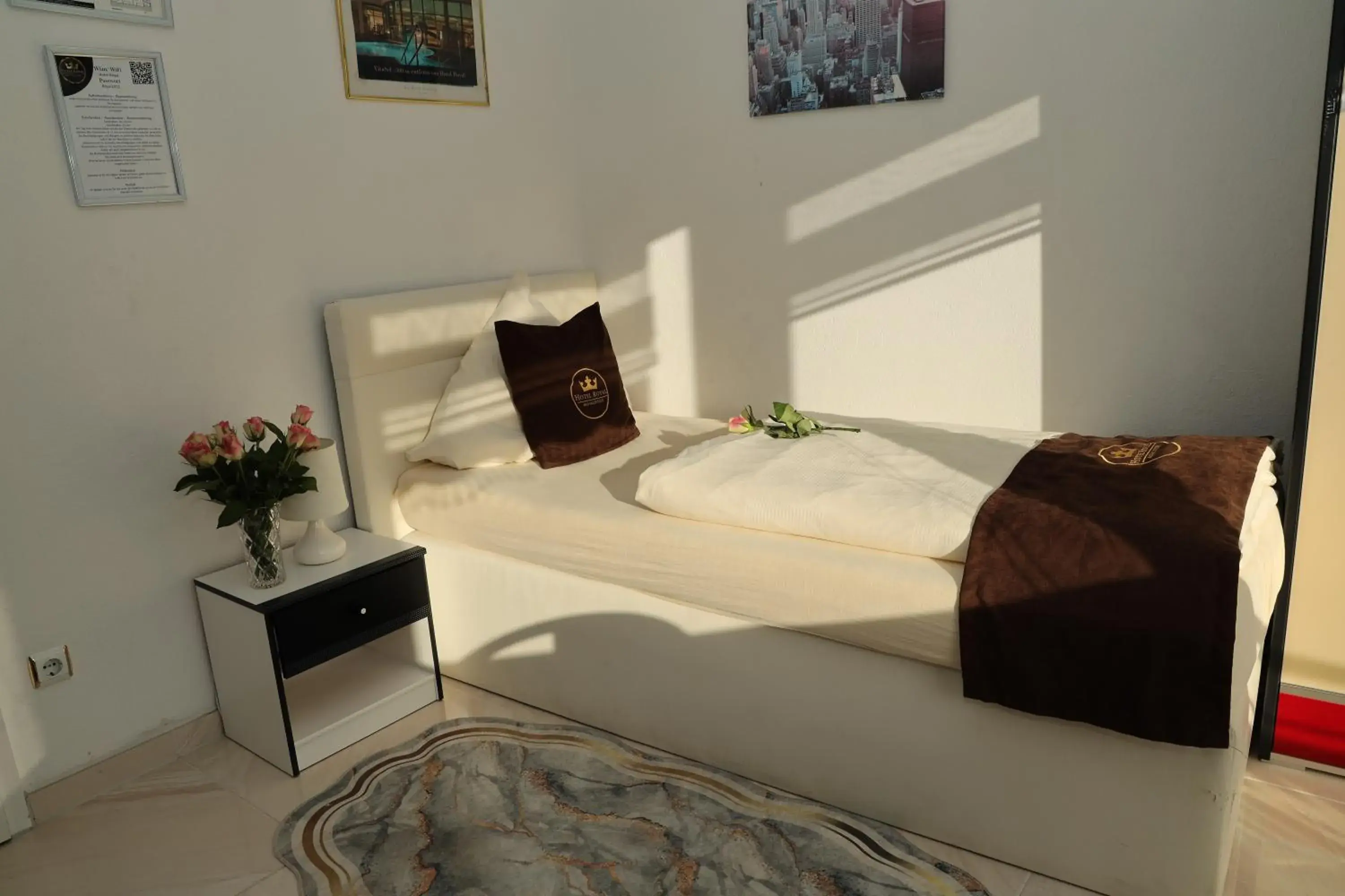 Single Room with Shared Bathroom in Hotel Royal Single Room with Shared Bathroom in Hotel Royal